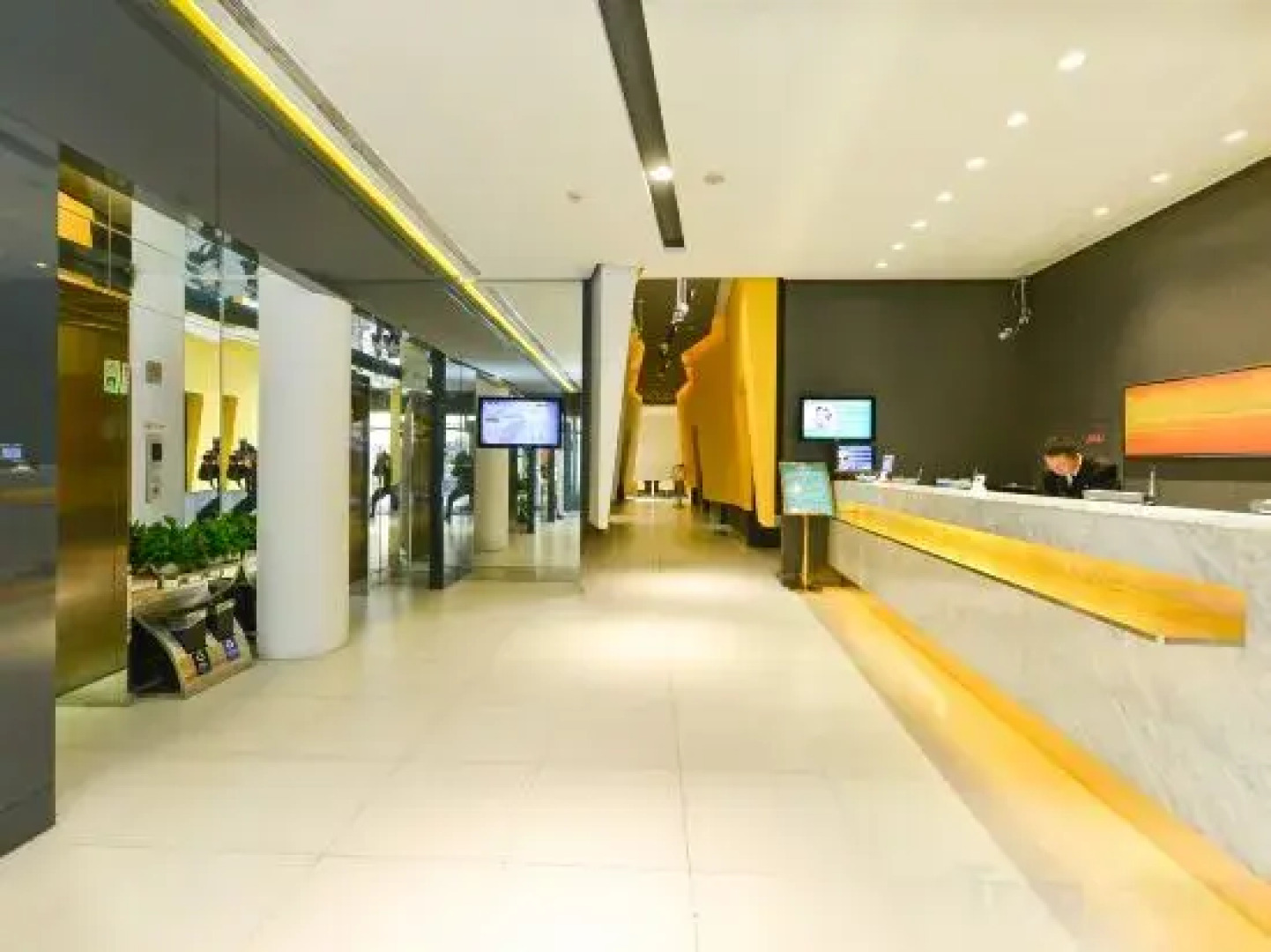 Bestay Hotel Express (Shanghai Renmin Square Huaihai East Road)