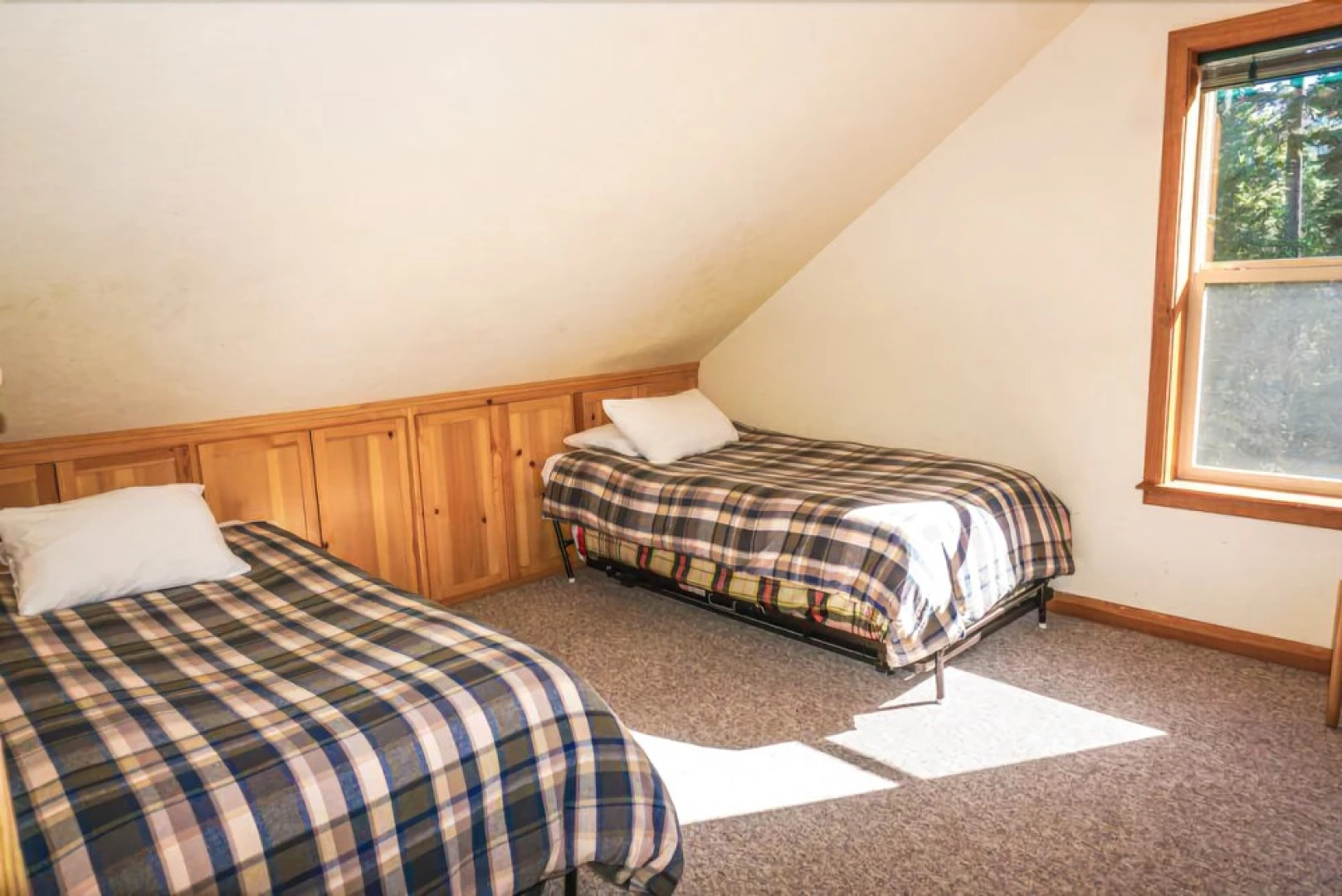 Eagles`s Eyrie 5 Bedrooms 2.5 Bathrooms Home