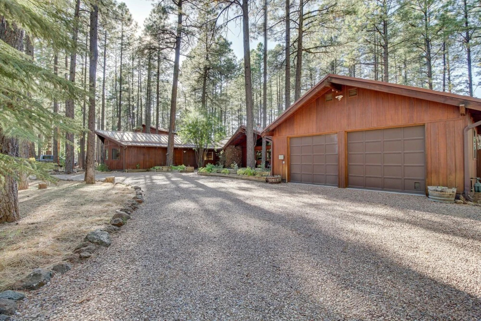 Pinetop Cabin w/ 2 Fireplaces & Hot Tub!
