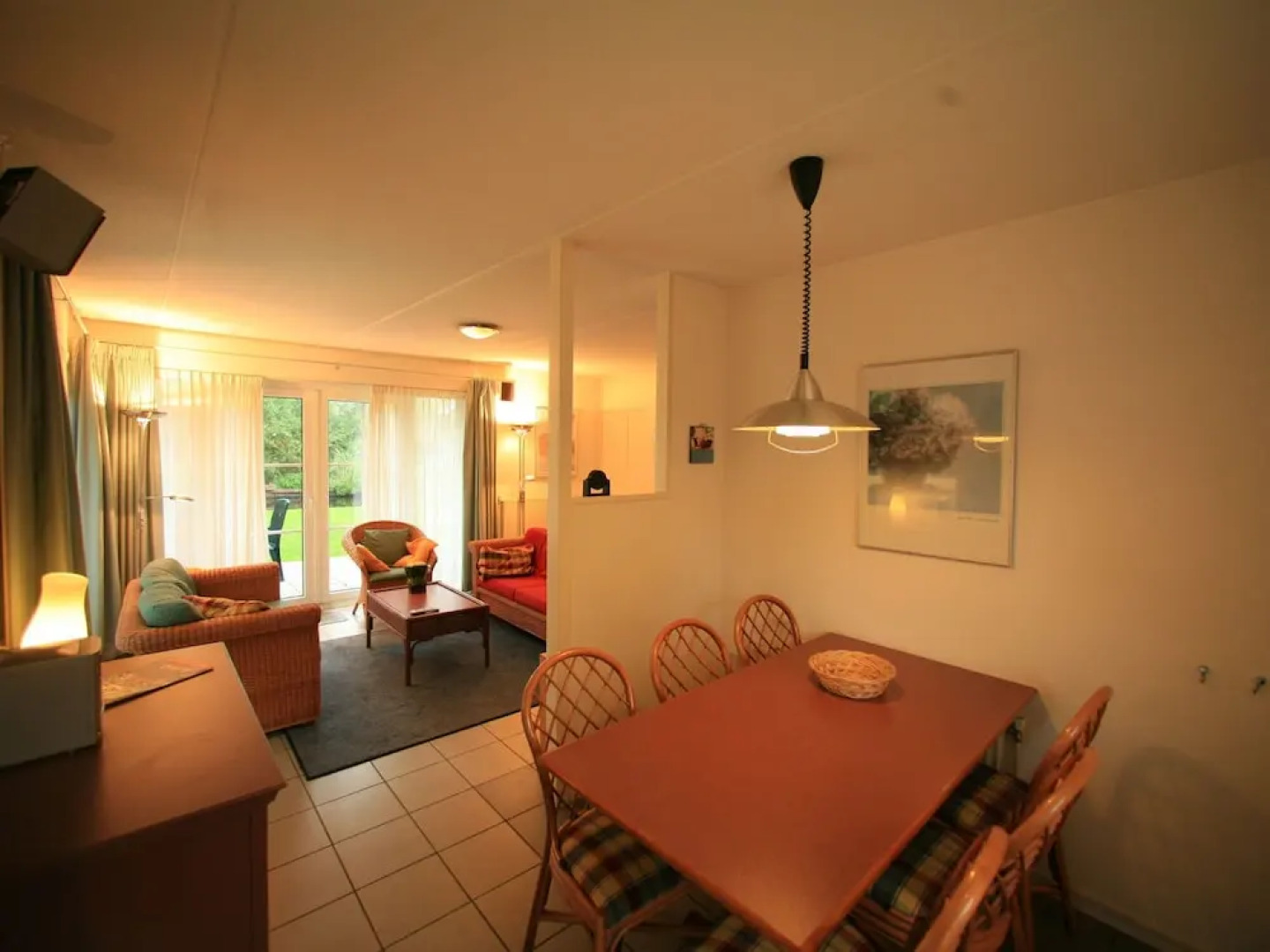 Detached bungalow with microwave and WiFi, within nature