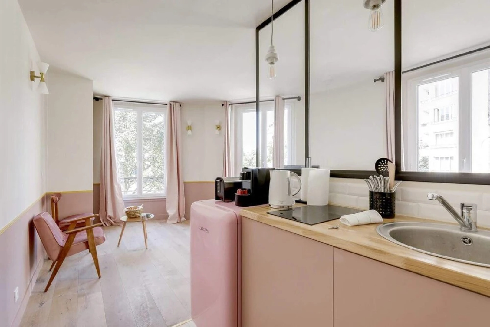 Beautiful Pink Studio For 2 in Heart of Vanves