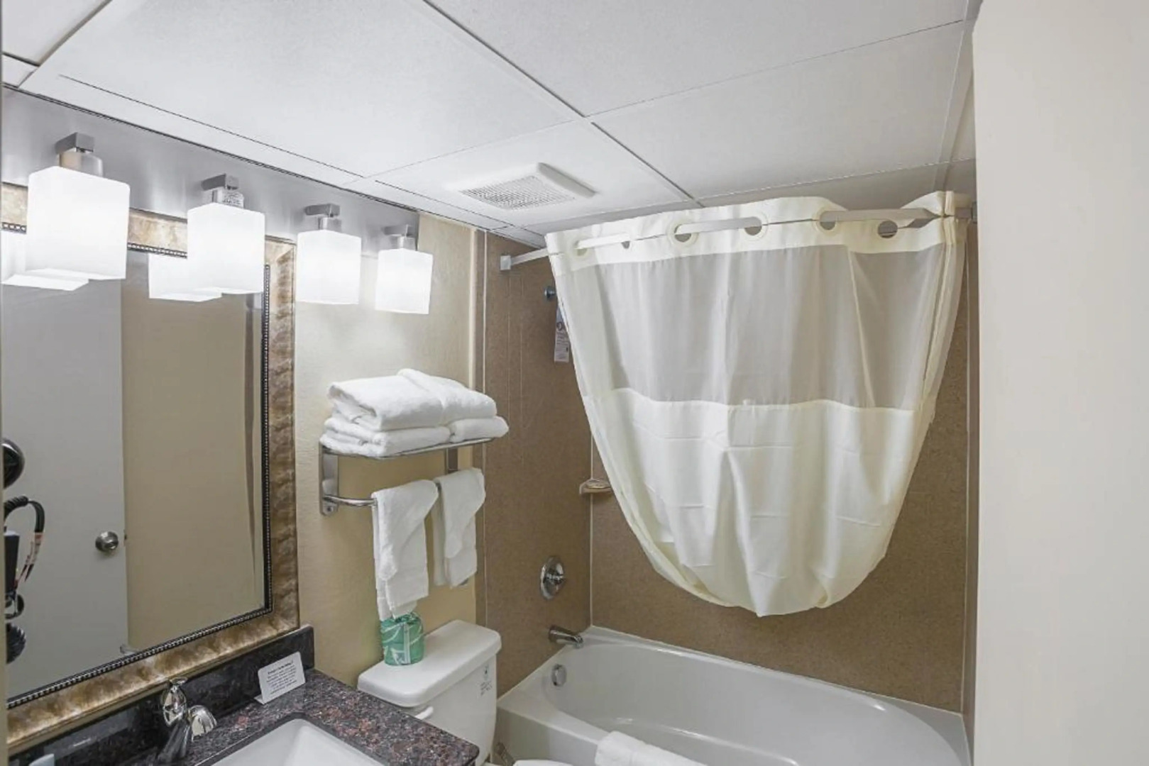 Quality Inn & Suites Cincinnati Downtown Area