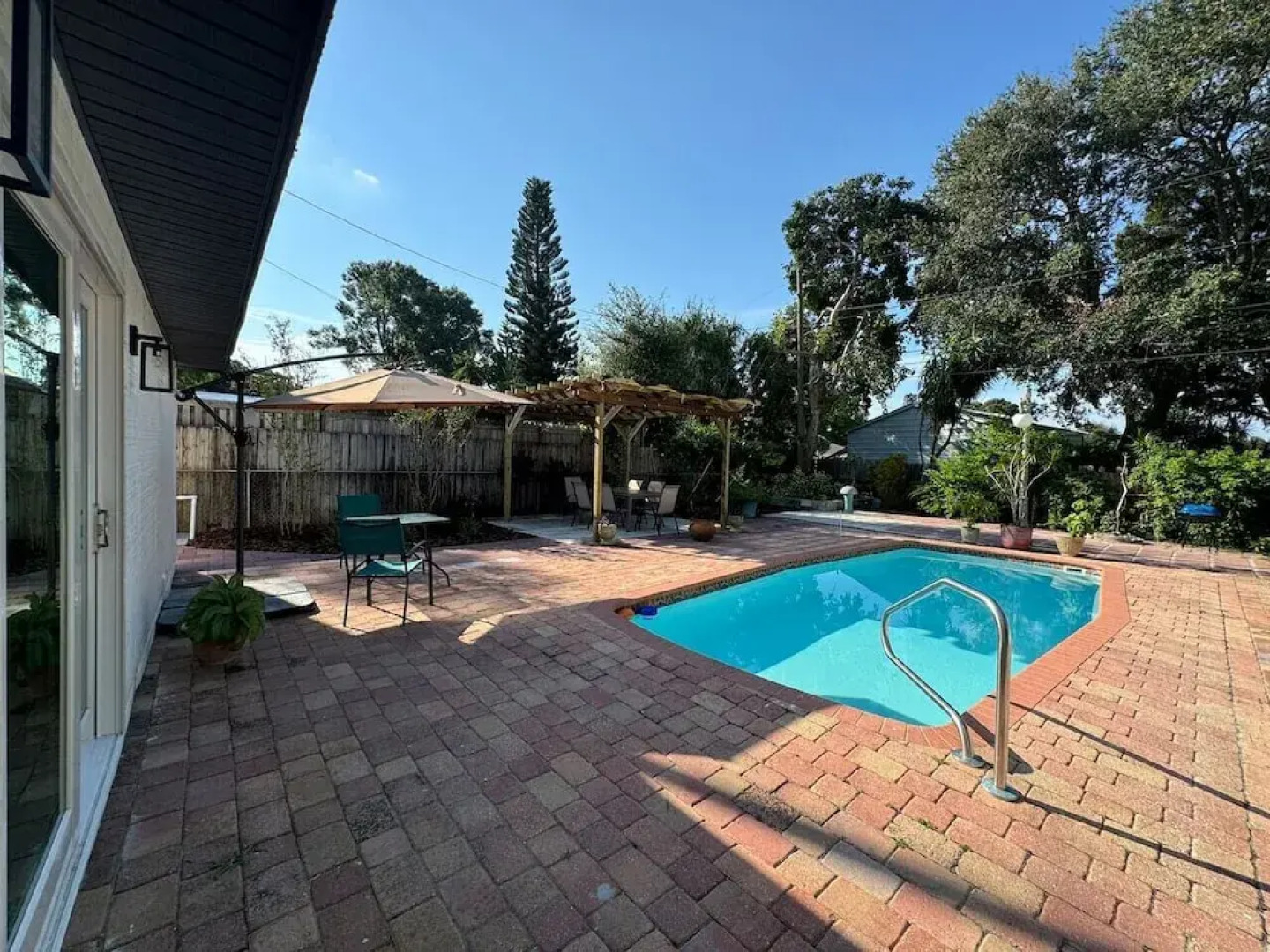Fresh Renovated Pool Home w 5 Bedrooms Near Beach