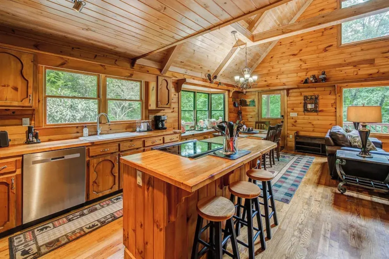 Bear Track Falls Peaceful, Quiet Mtn. Retreat!