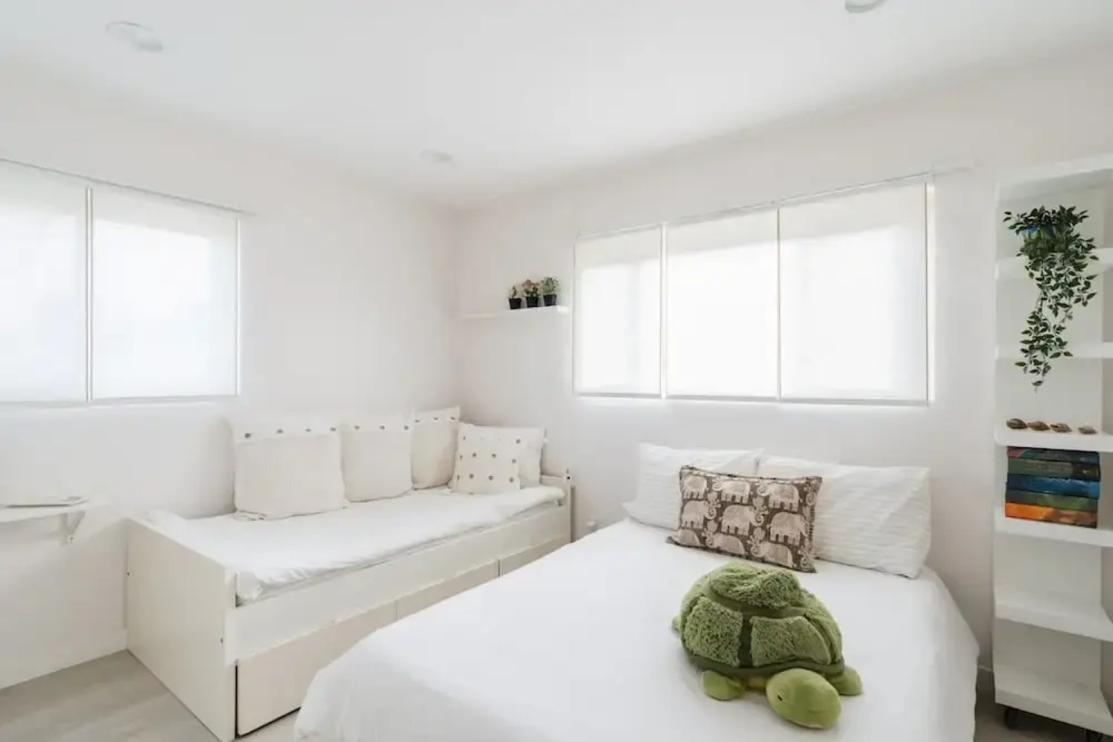 Spacious and Bright 5-bedroom Oasis Pool and Yard