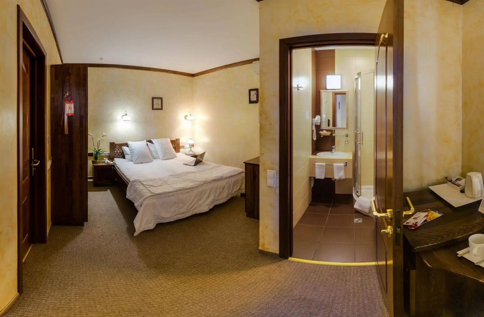 Под Темплем Отель