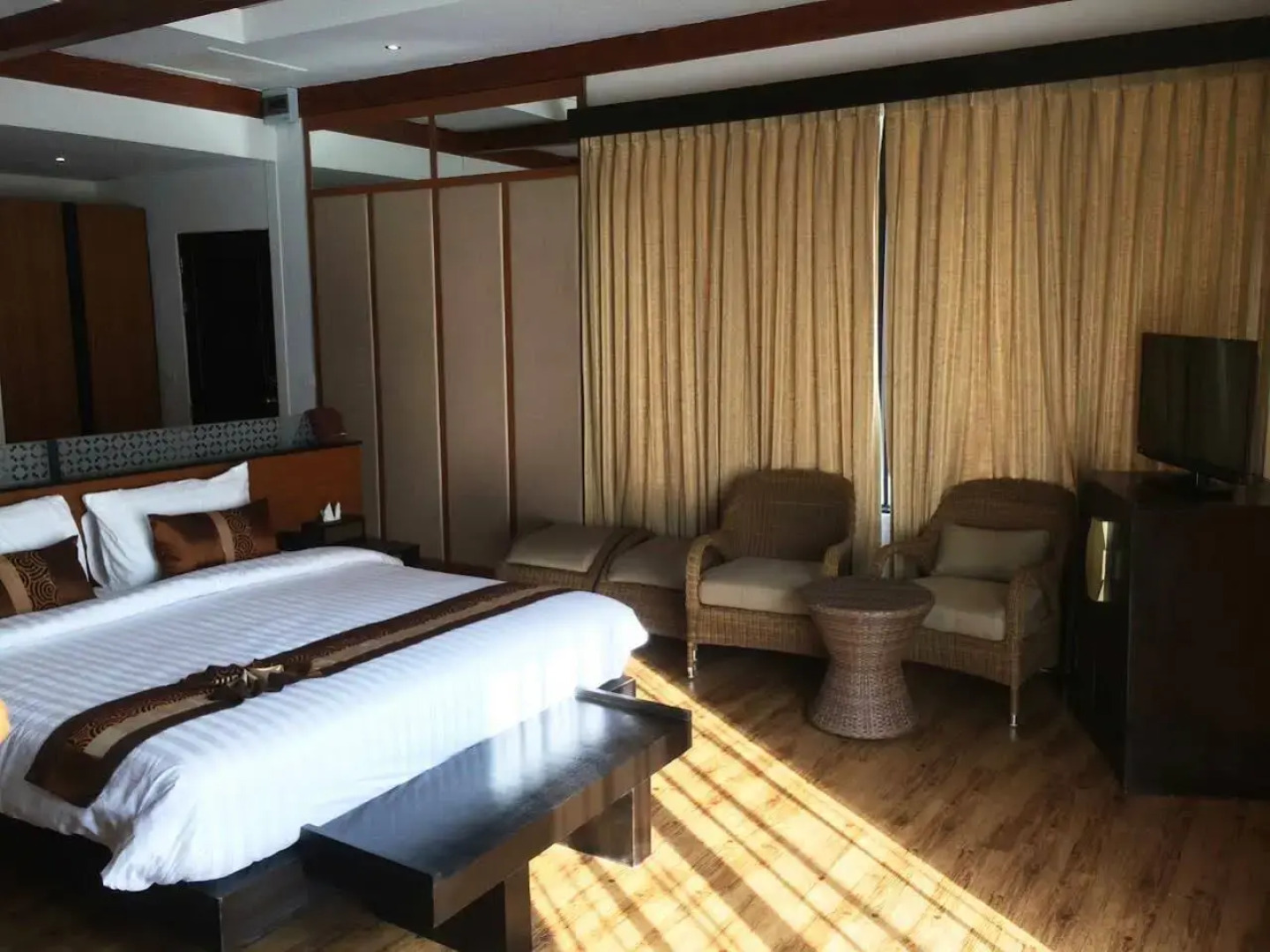 Phi Phi Long Beach Resort & Villa