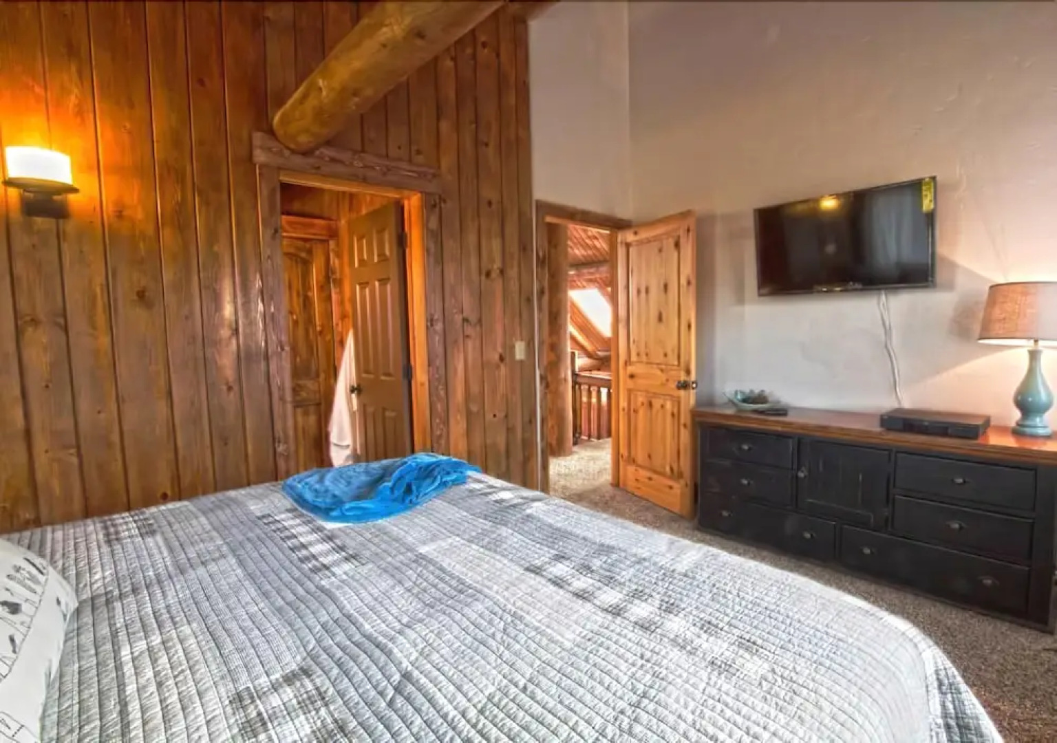 The Two Moose Inn - Luxury Log Cabin for Families!