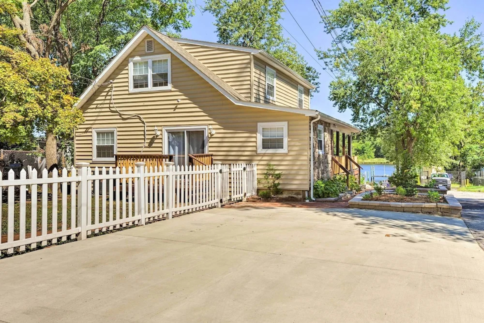 Sunny Glen Burnie Home - On-site Water Access