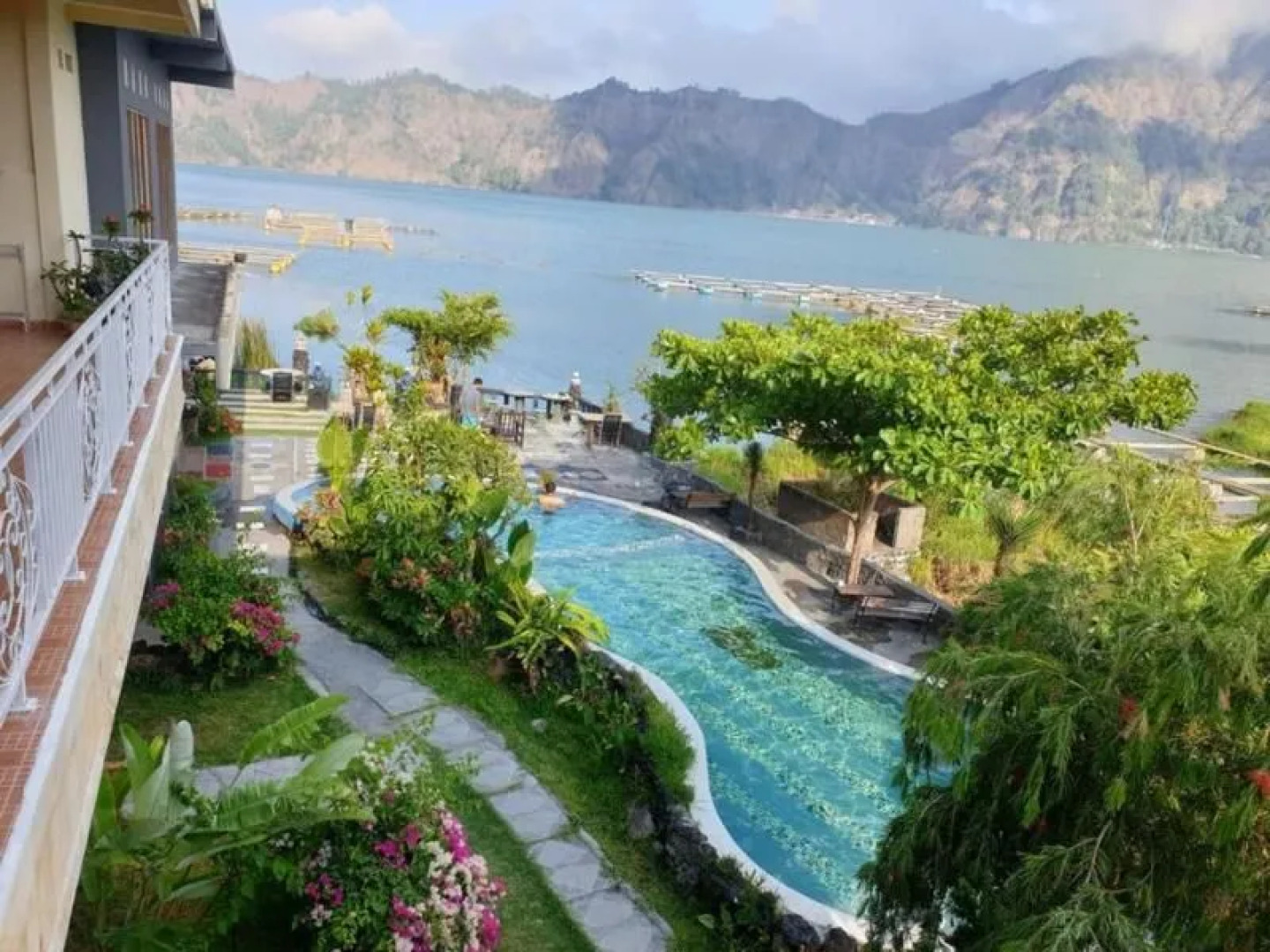 Penginapan Lakeside Cottages by ZUZU