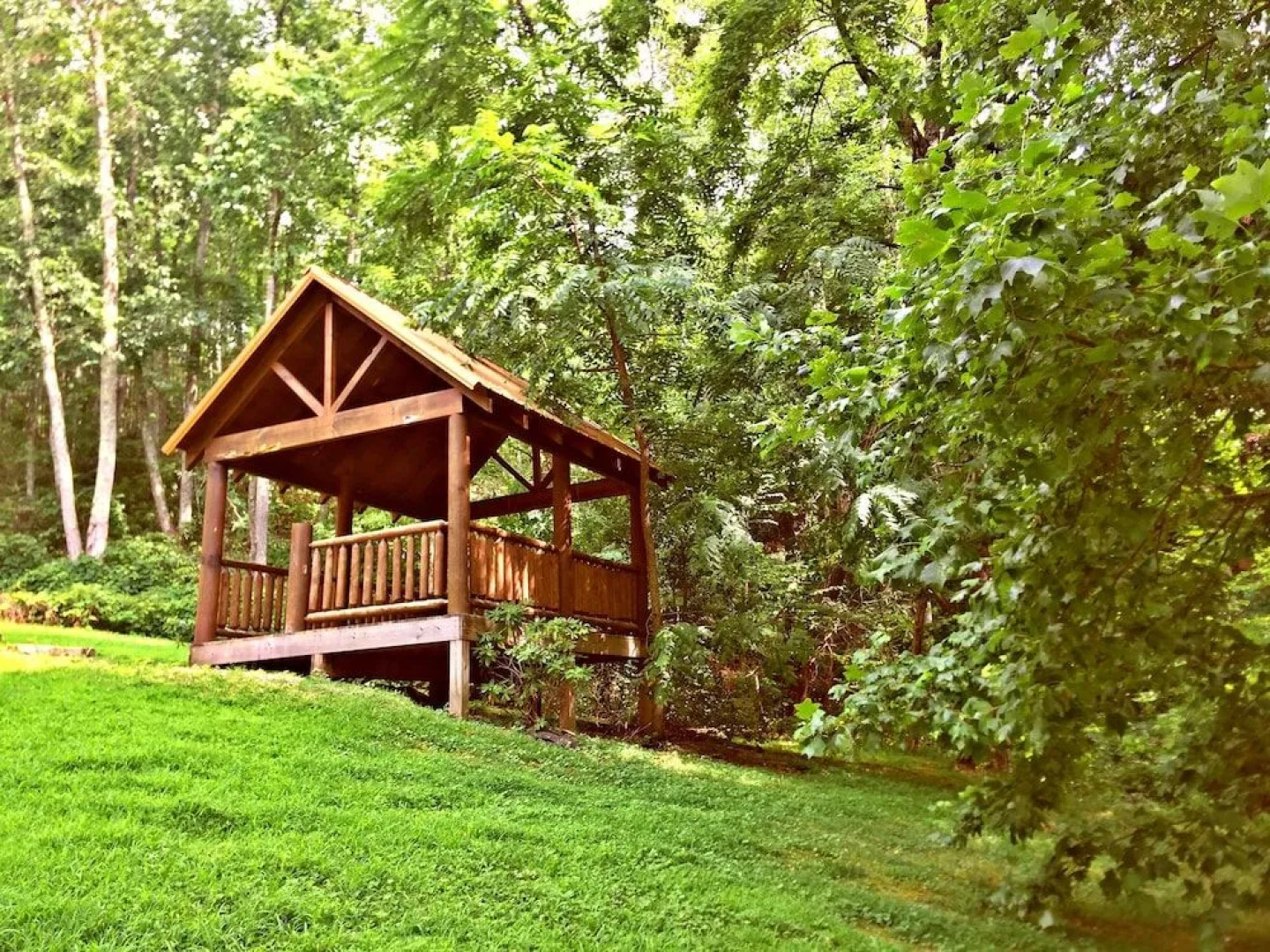 Majestic Sunset - 4 Br cabin by RedAwning