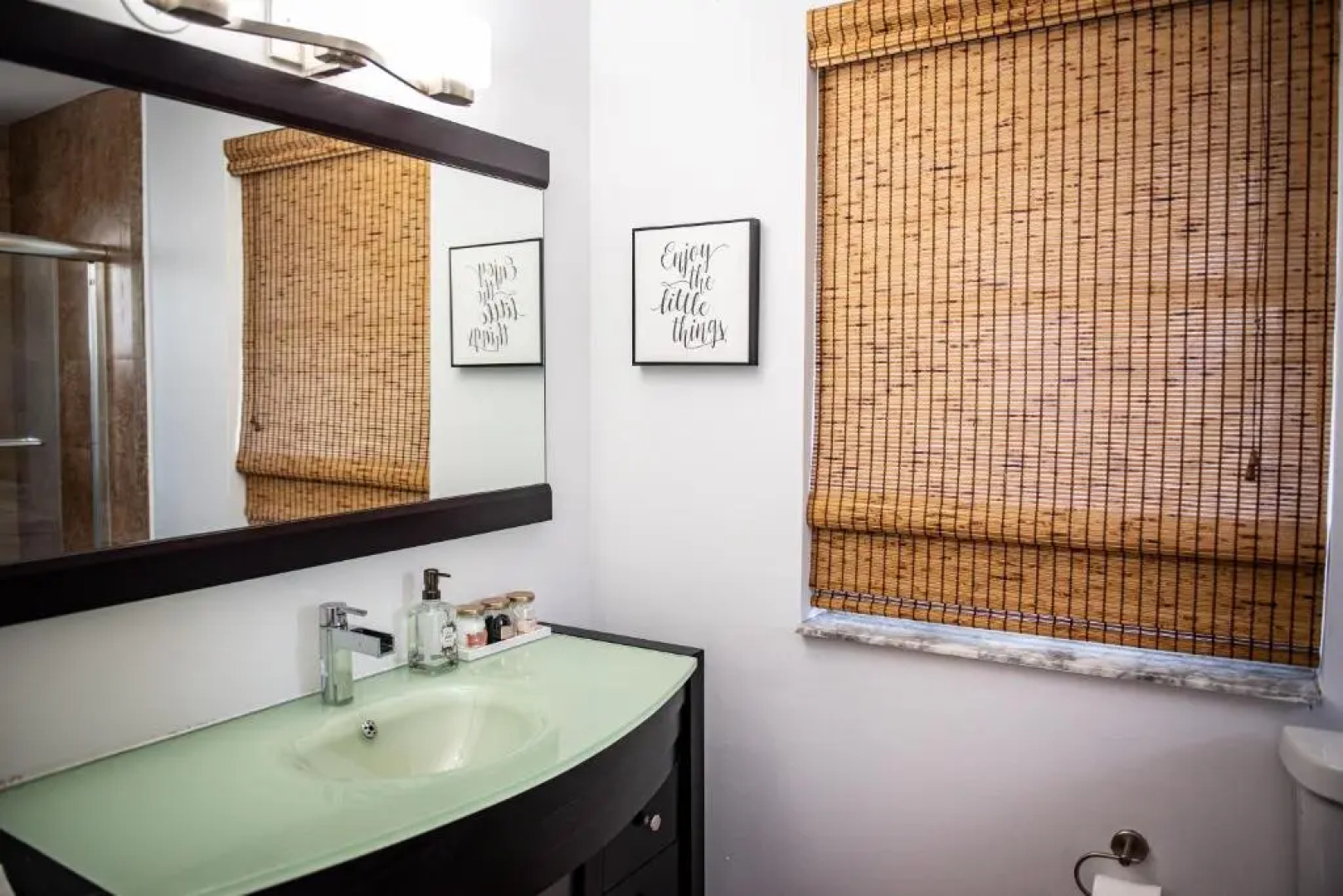 Lux 3 bedroom townhouse 1 block from the beach