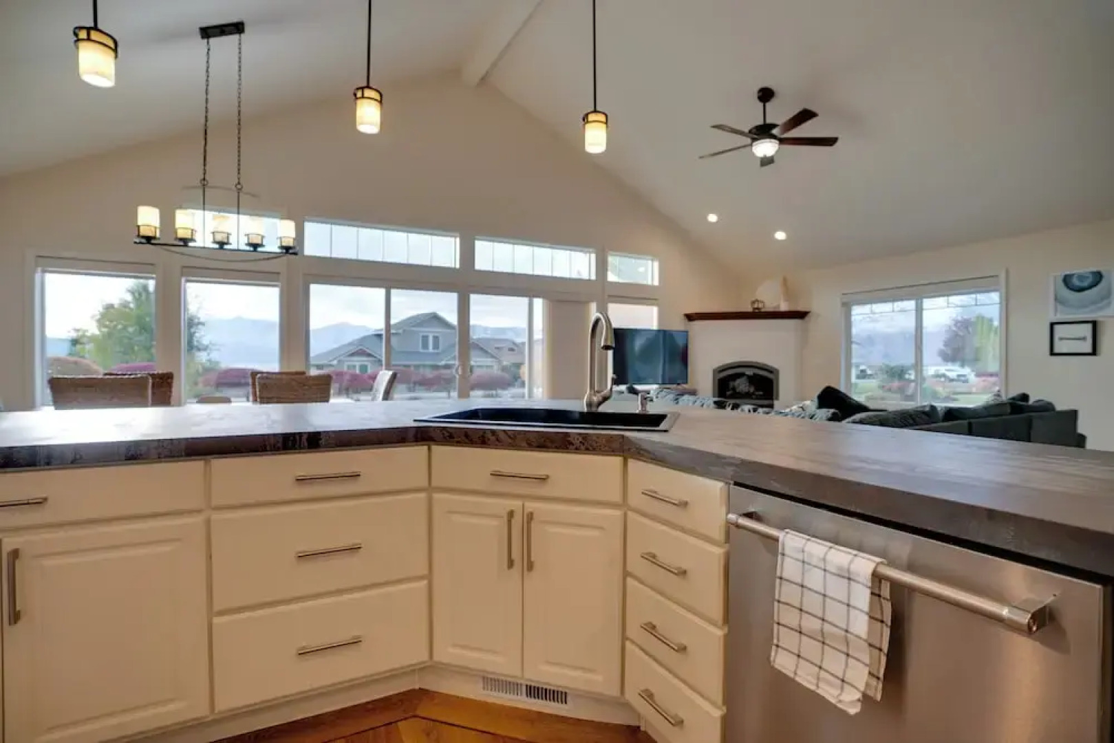 Family Home on Lake Chelan With Mtn + Lake View!