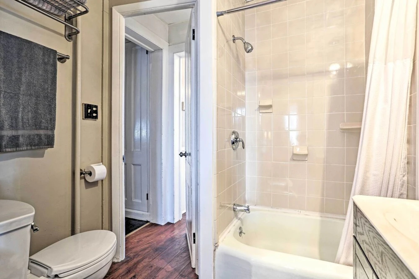Centrally Located Apt in Victorian Mansion!