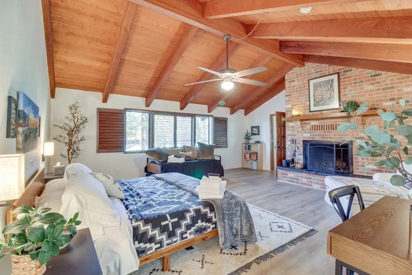 Pinetop Cabin w/ 2 Fireplaces & Hot Tub!