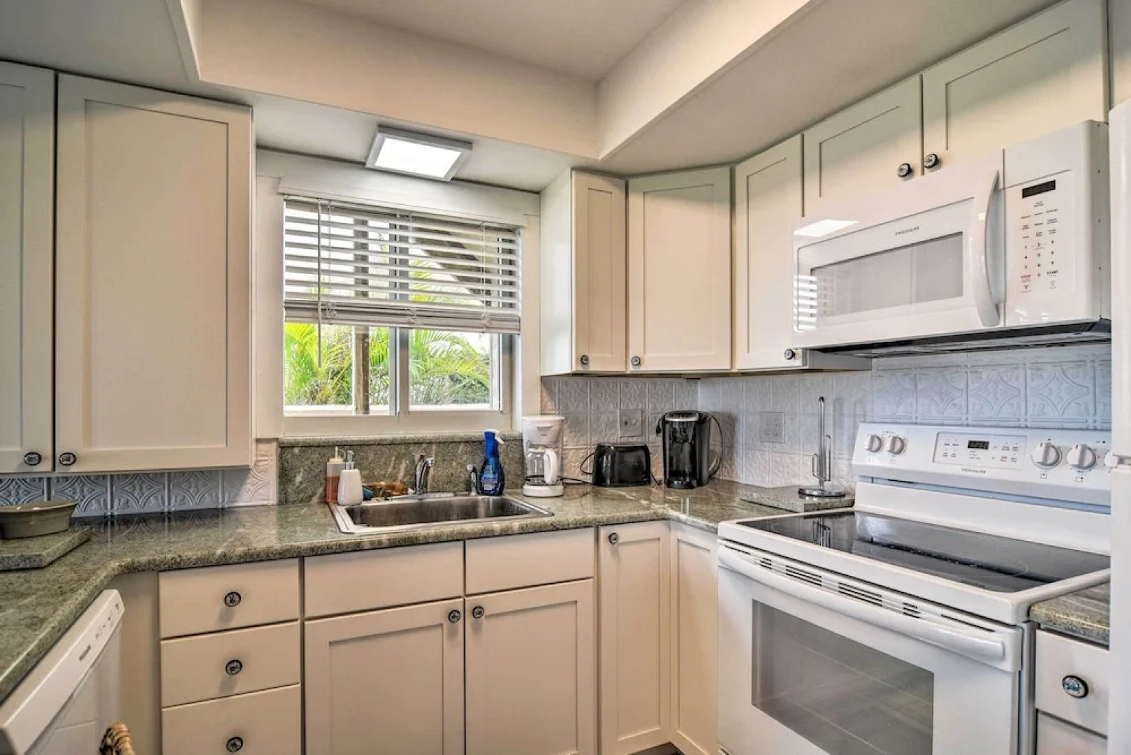 Breezy & Beachy Belleair Condo: 12 Steps to Shore!