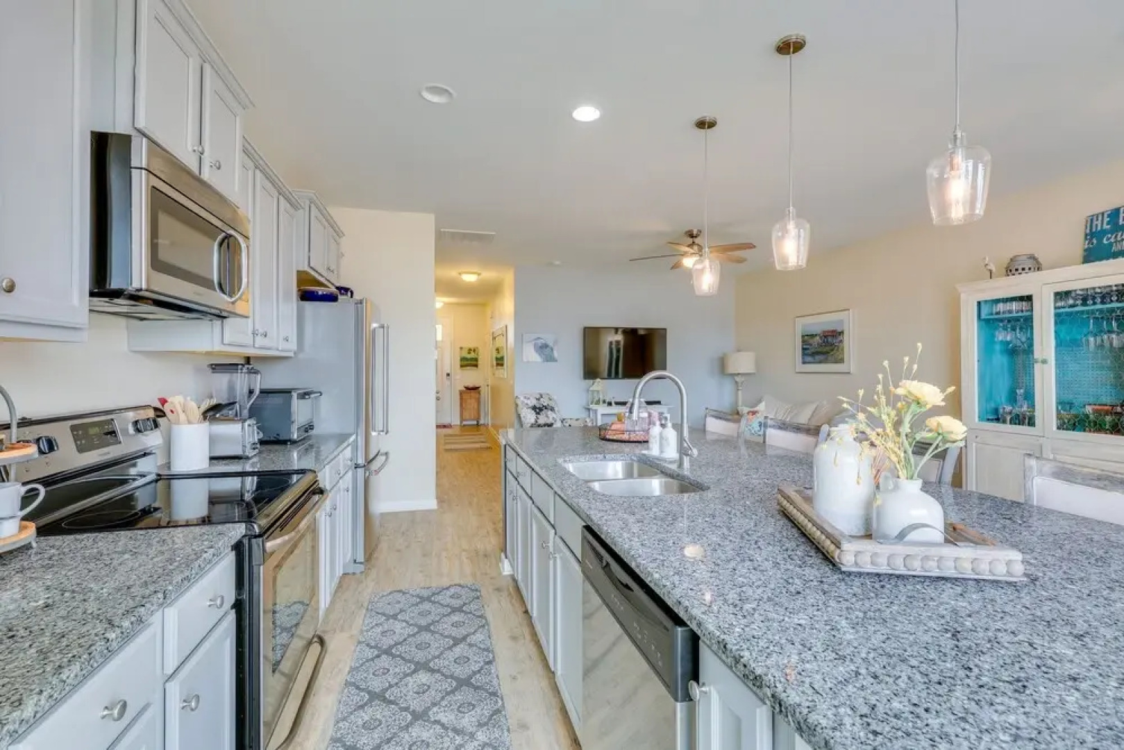 Sweet Dreamin Townhome ~ 7 Mi to Beach!