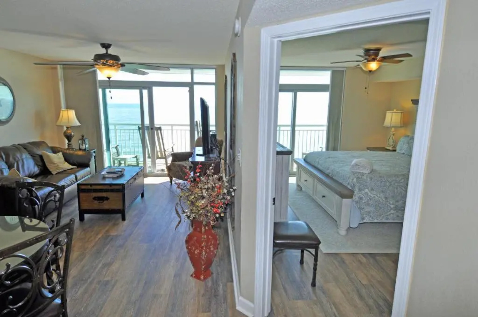 Oceanfront Well Maintained, Walk to Boardwalk, Beach Bars, 902