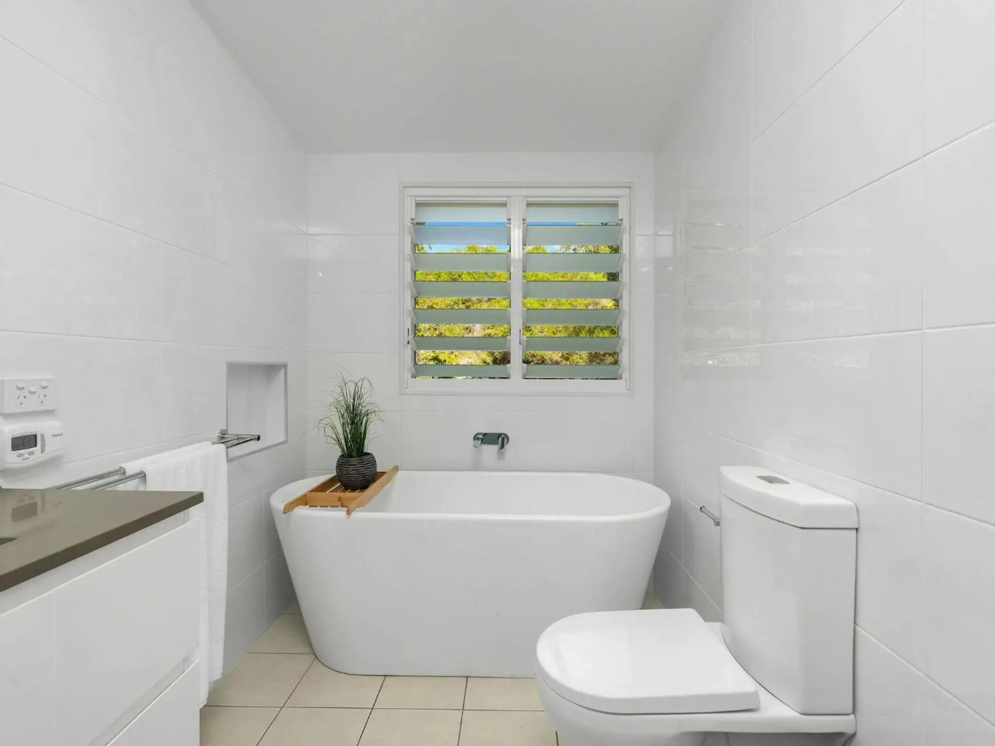 THE GREEN WHALER Hyams Beach 4pm Check Out Sundays except Peak season