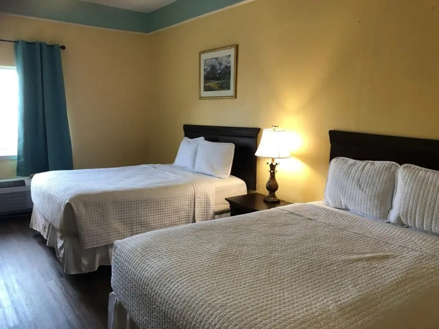 Deluxe 6 Inn & Suites