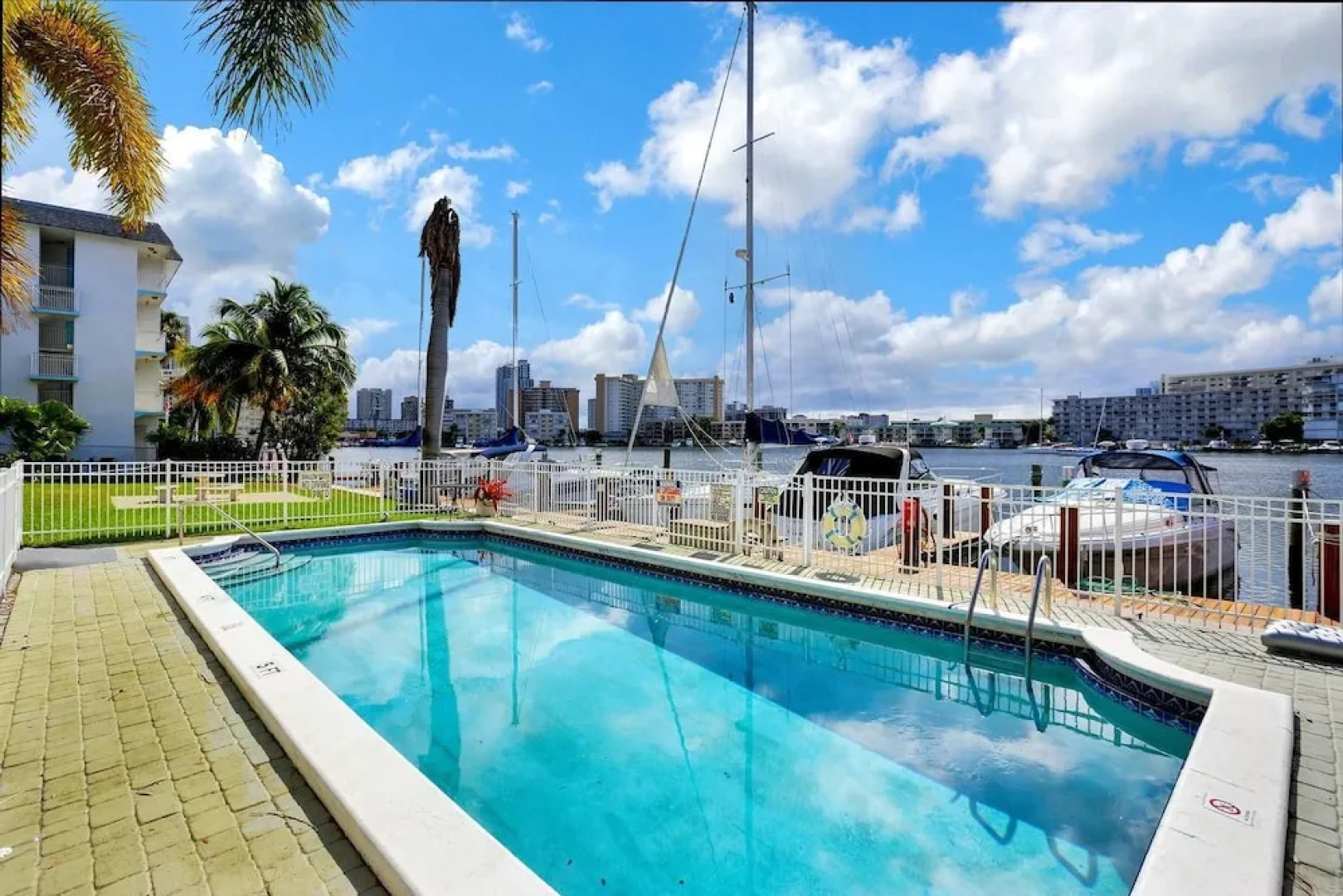 Stylish & Unique 1 BR Designer Waterview APT