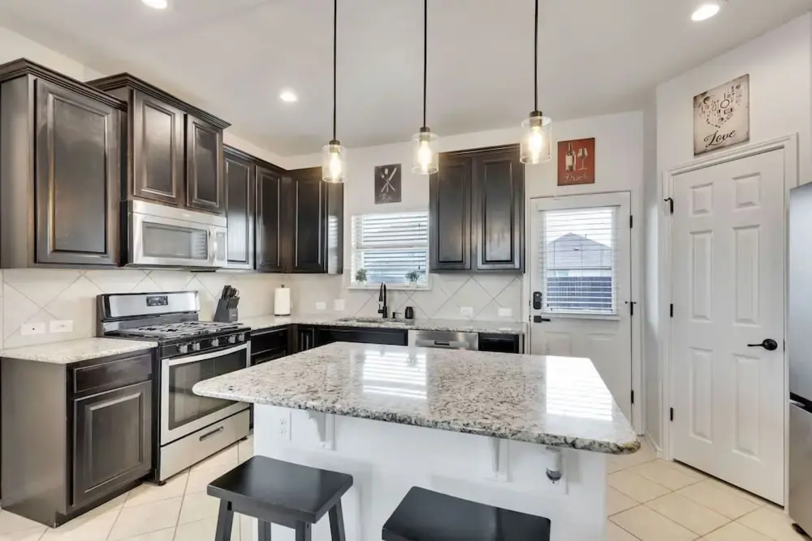 Luxury 4BR 2 5BA Home EV Charger Pool Access