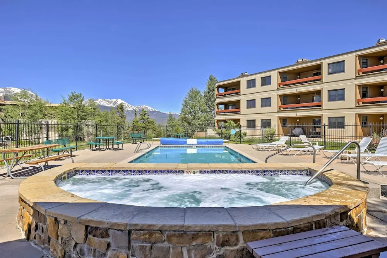 Lakefront Dillon Condo w/ Pool Access: Near Skiing