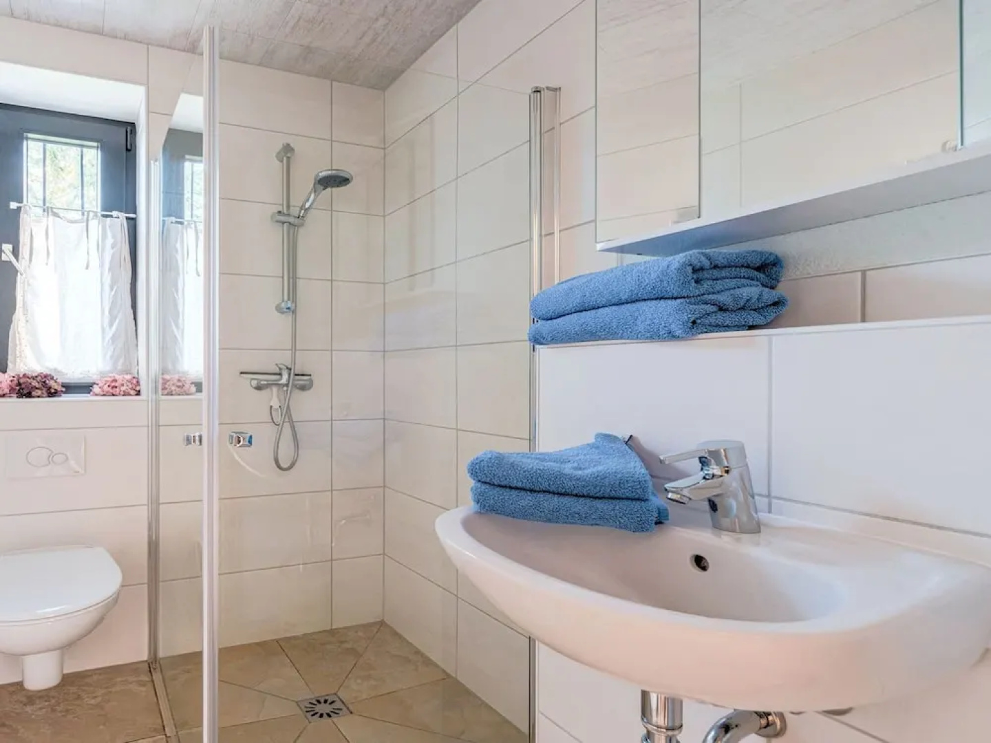 Spacious Apartment near Lake in Guntersberge