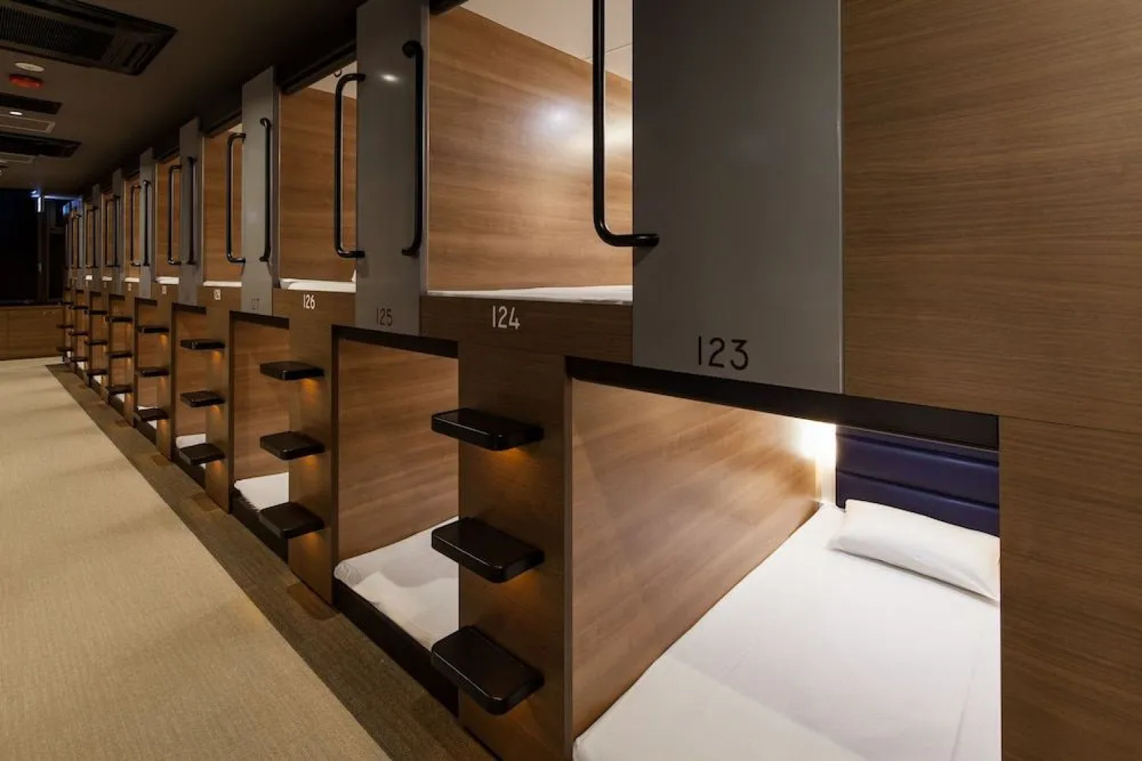 Y's Cabin Yokohama Kannai