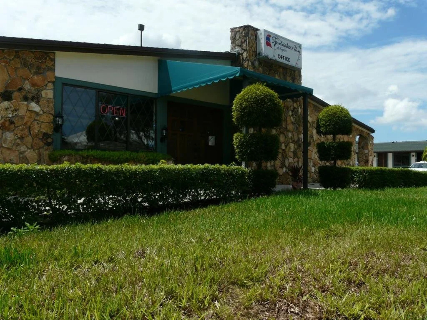 Spinnaker Inn of Naples