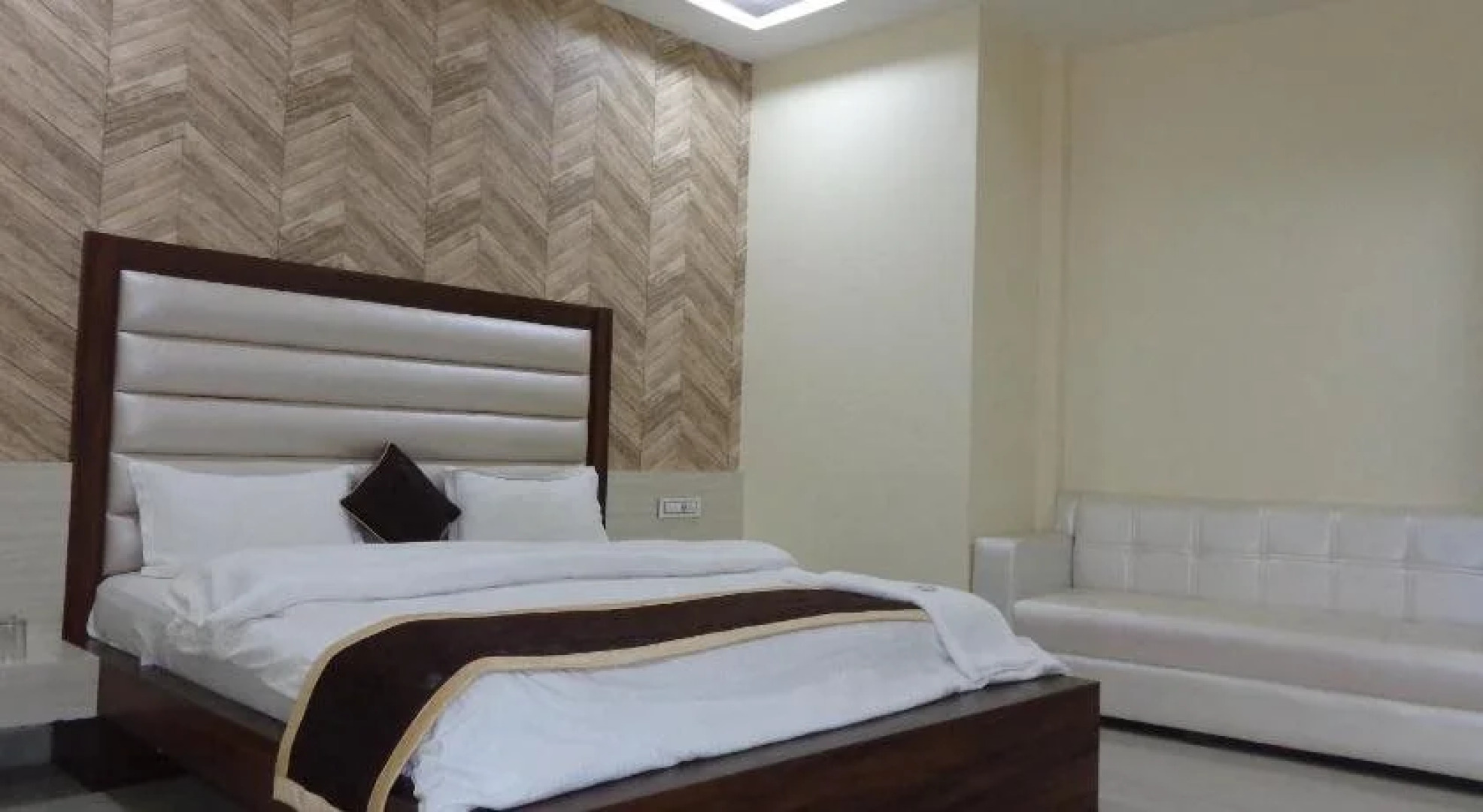 Hotel Prakshi Palace