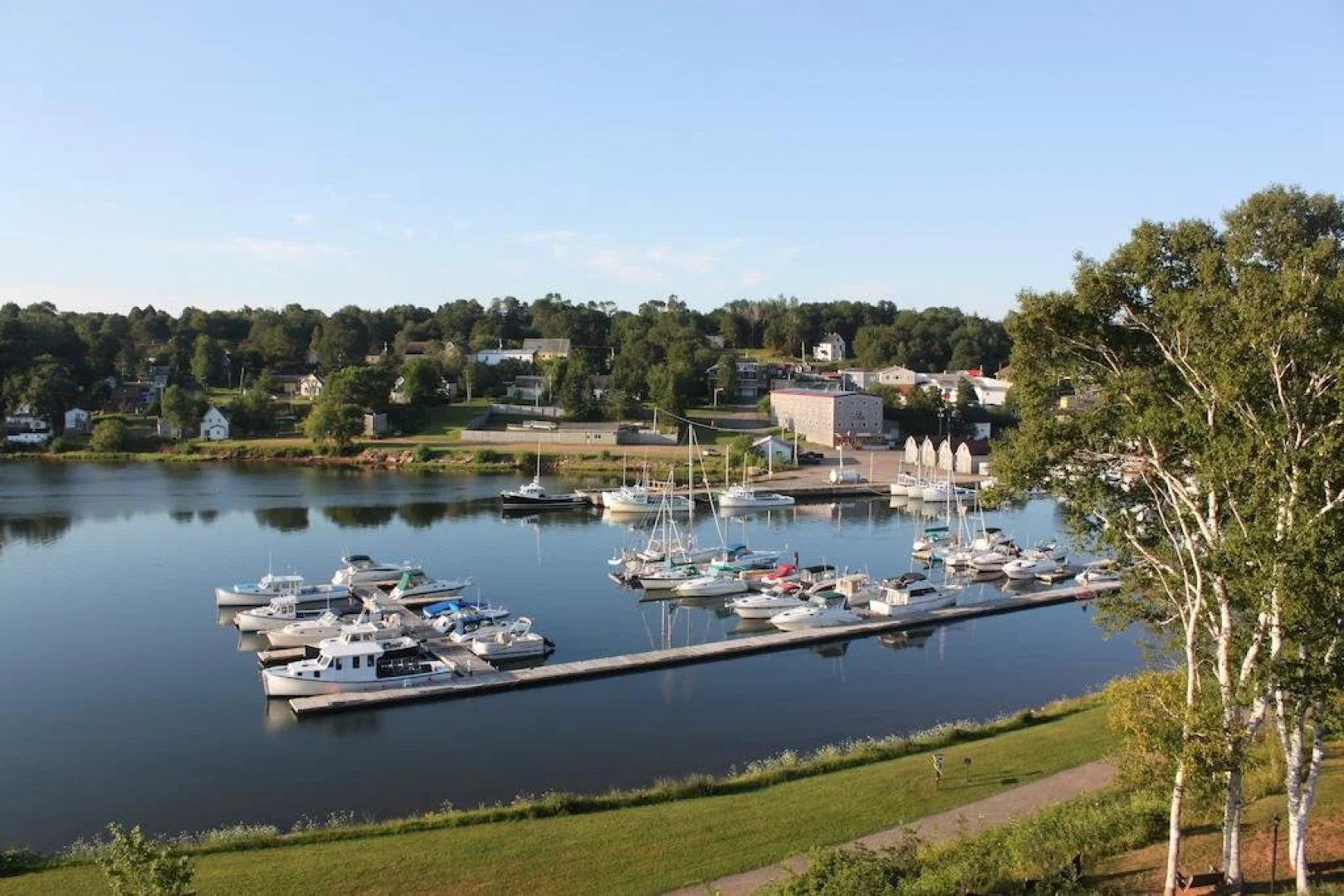 Lanes Riverhouse Inn & Cottages