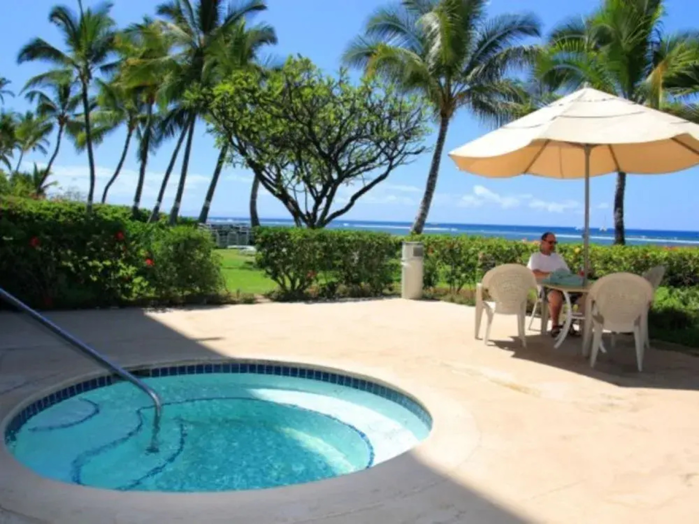 Lahaina Shores #522 Studio Bedroom Condo by RedAwning