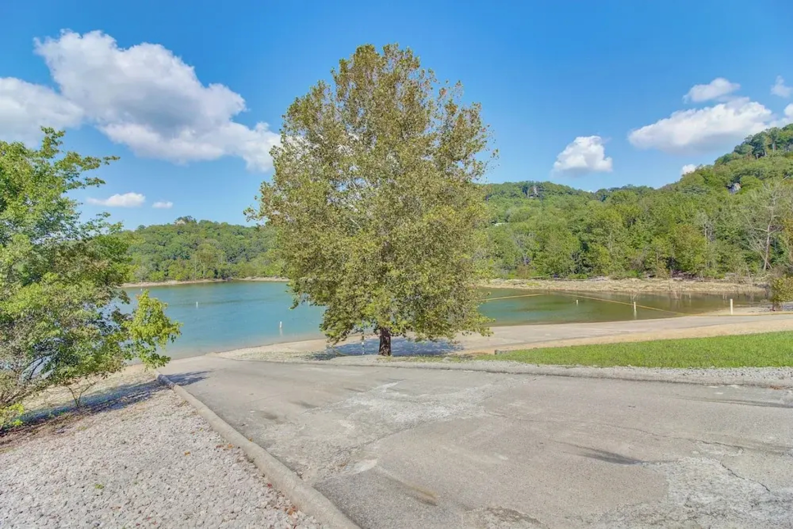 Walk to Marina: Center Hill Lake Family Home