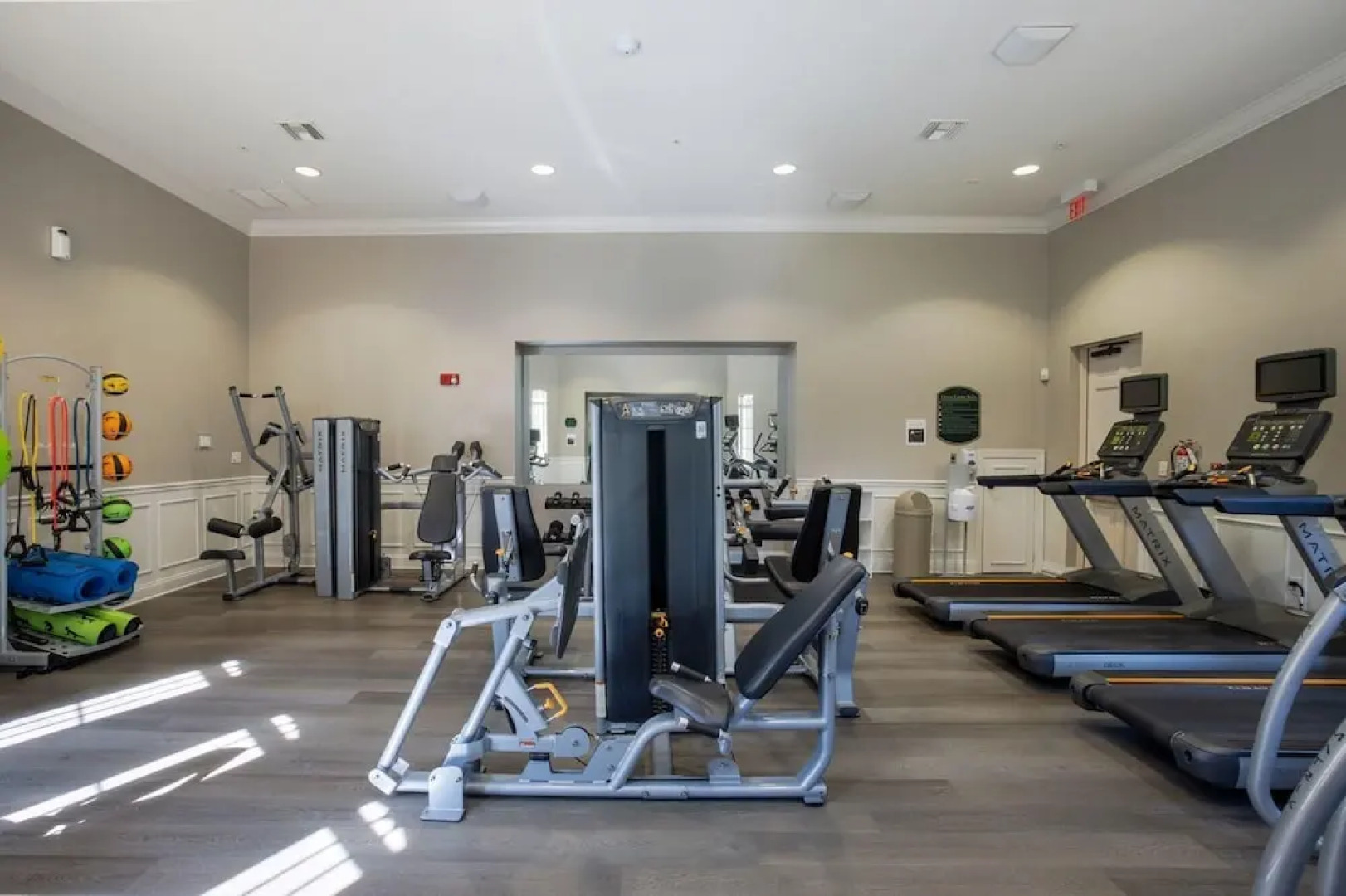 301 - Super Clean & Beautiful. Pools, Gym, Lake