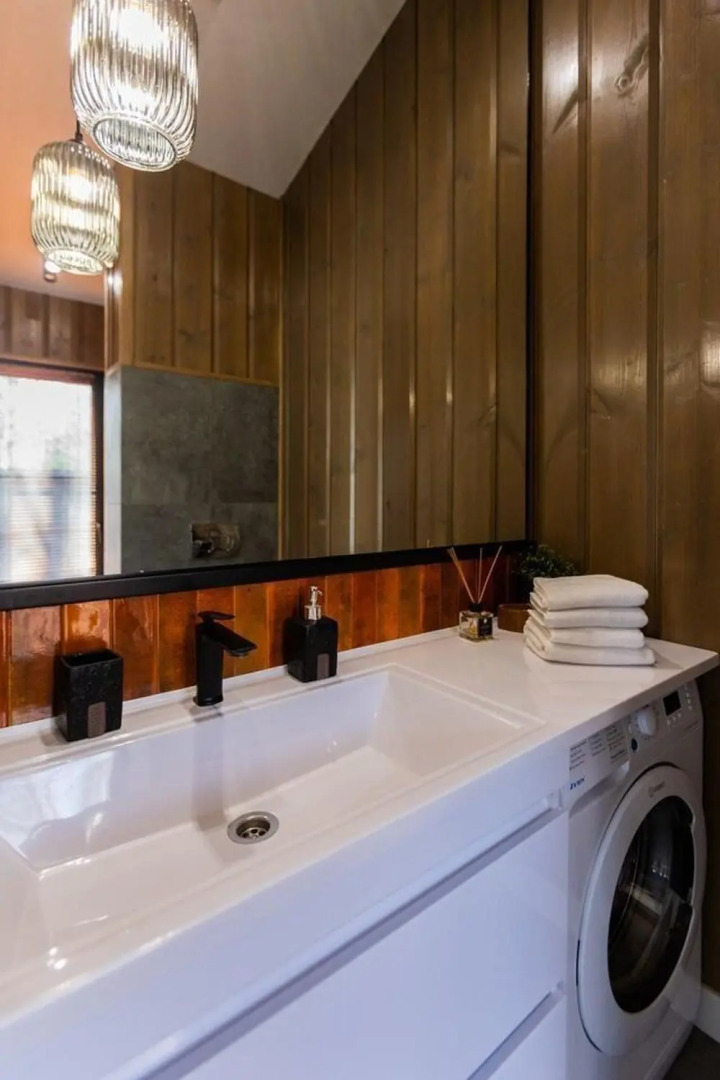 Пaноpaмный дом в хвойнoм лесу с сaуной