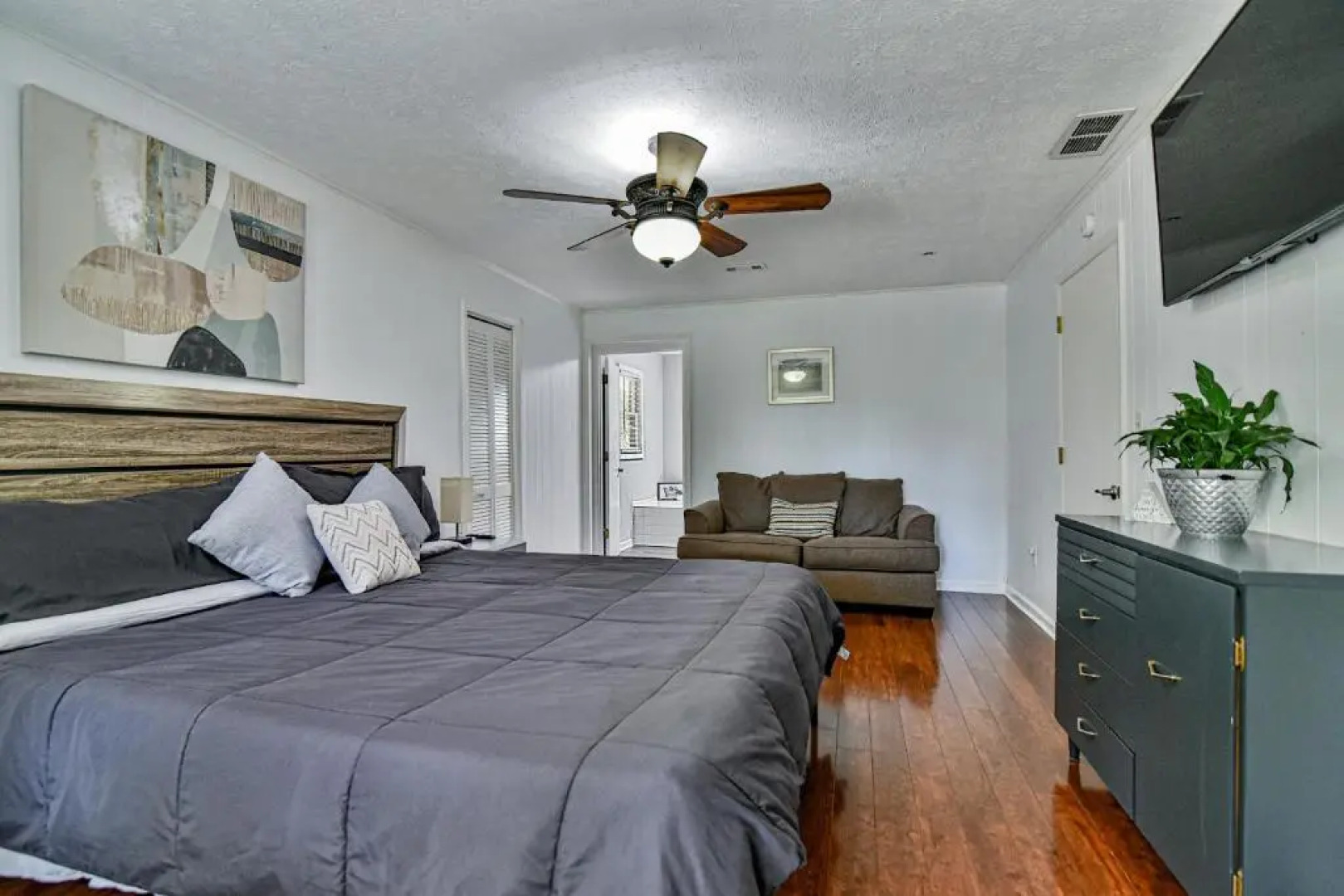 South Asheville home with hot tub just 11 miles to downtown