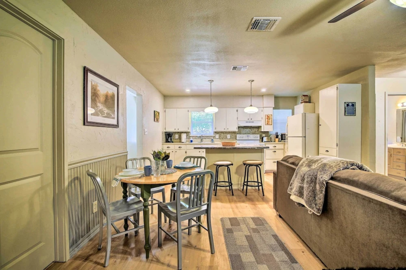 Utopia Family Home, 2 Blocks to Utopia Park!