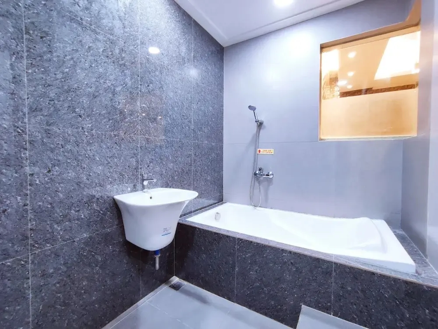 One Serenata Hotel Bacoor