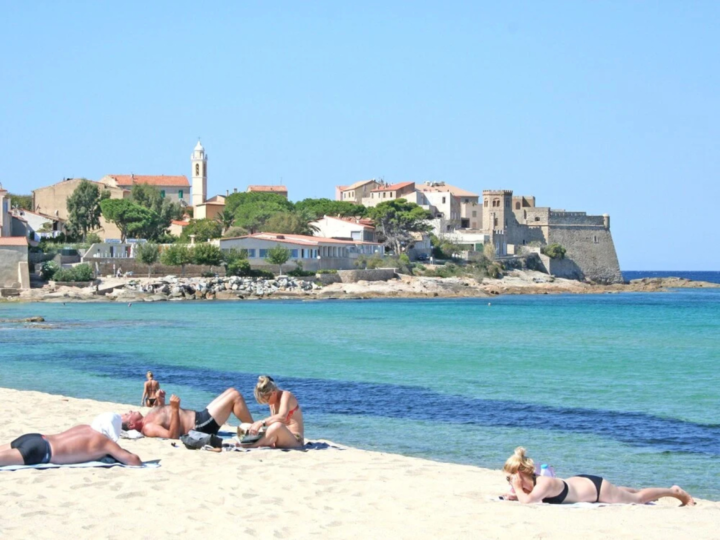 Spacious house, 100m from the beach, swimming pool.