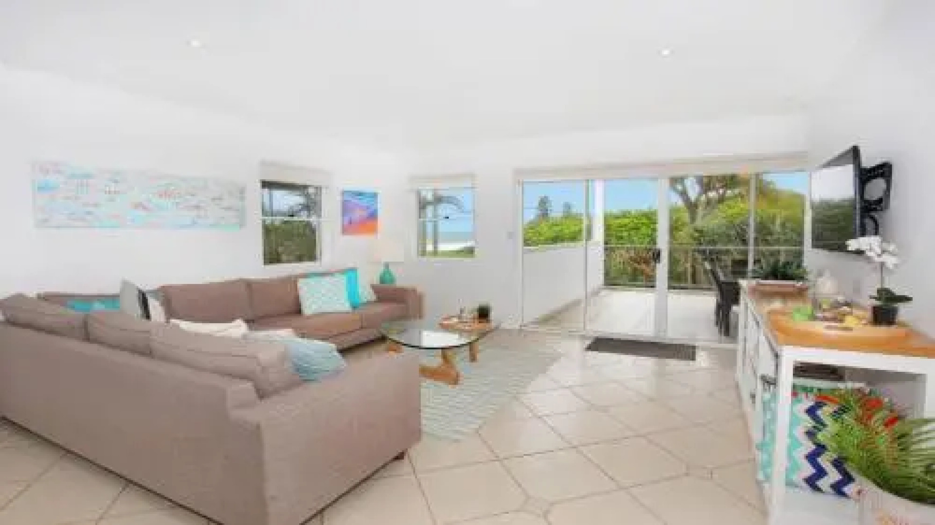 Unit 2, Beach Gallery, 9 Andrew Street Point Arkwright, 500 Bond, Linen Supplied