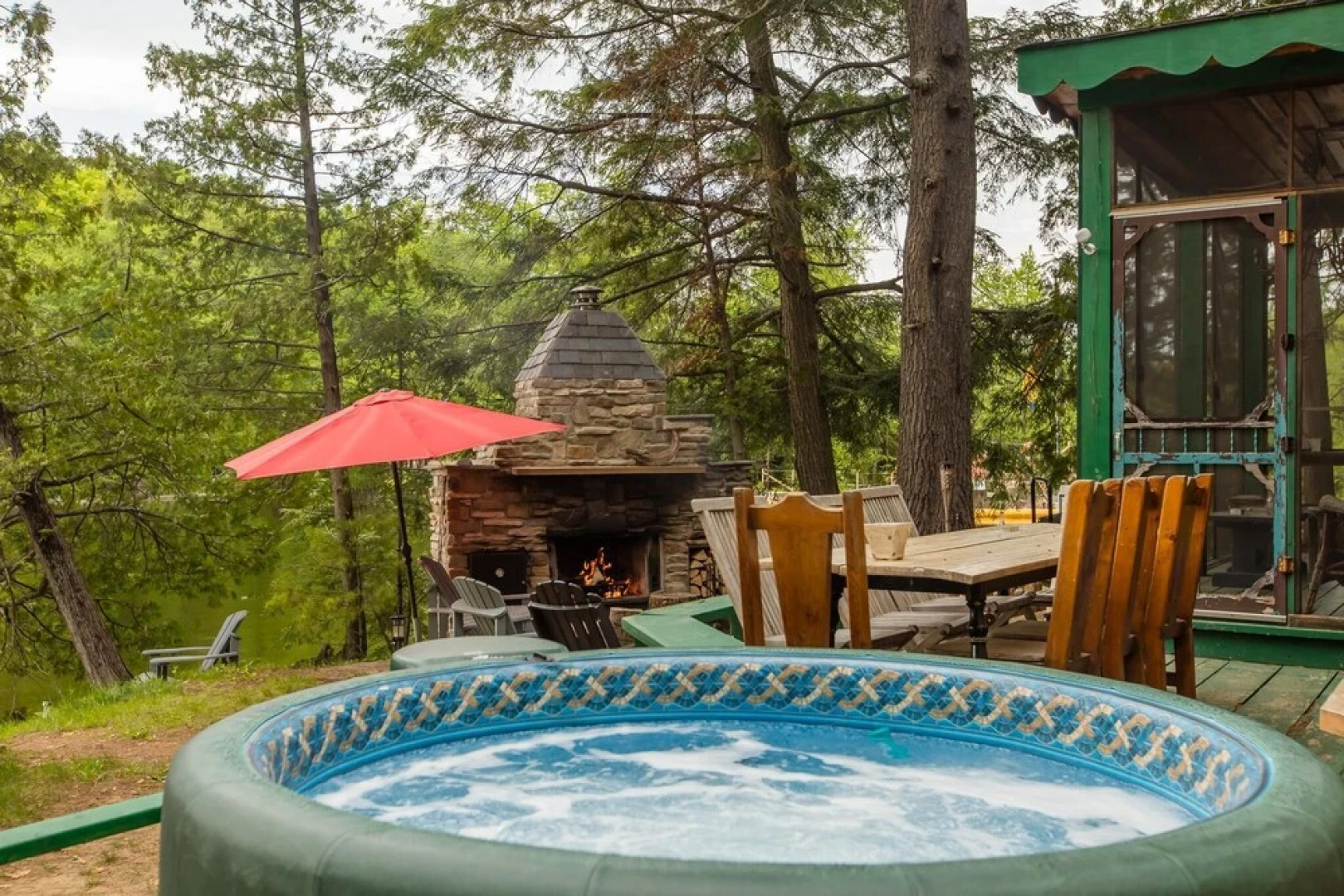 Stornoway is a Gorgeous cottage just 5 ft from White Lake!