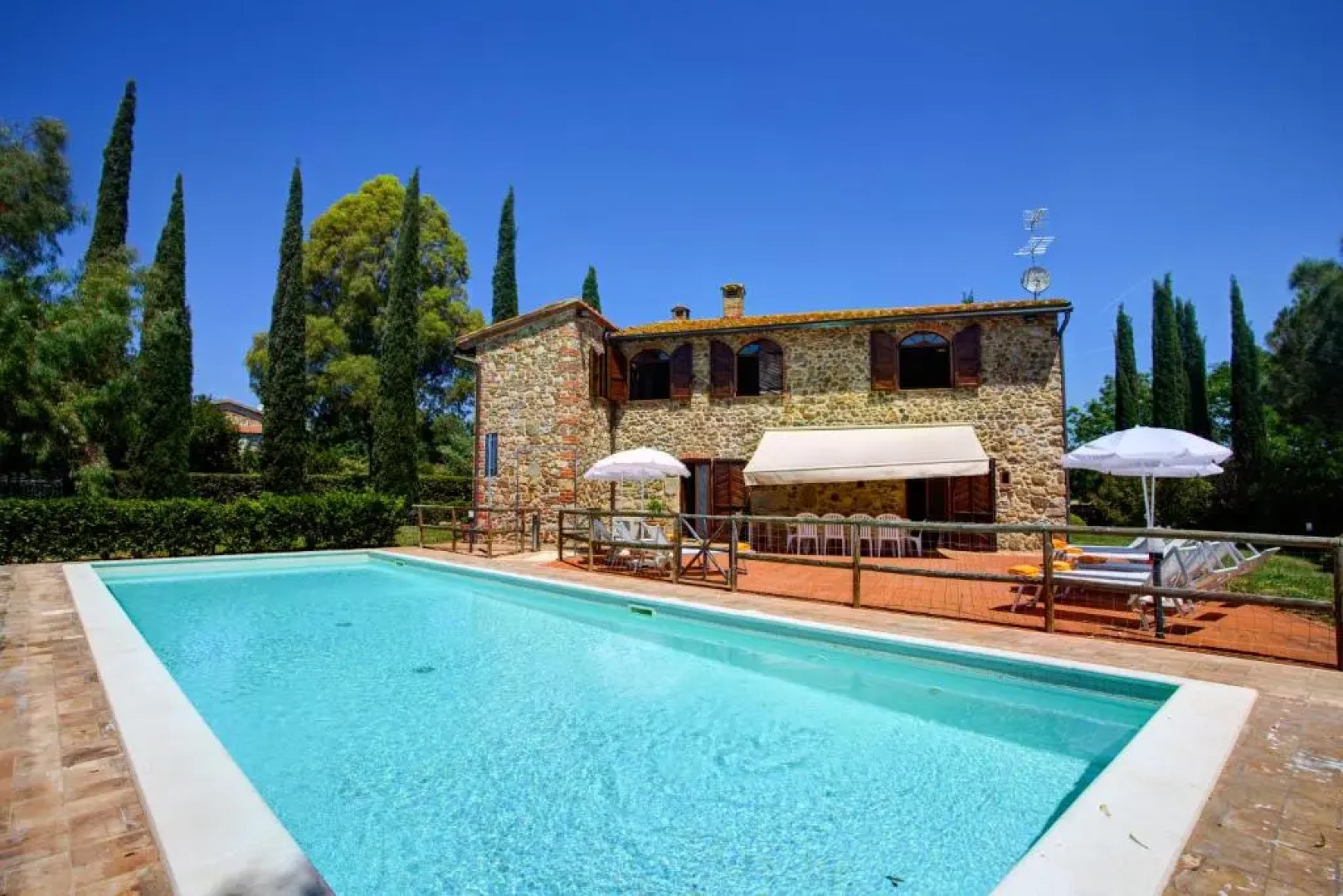 LA MAGIA 8&2, Emma Villas