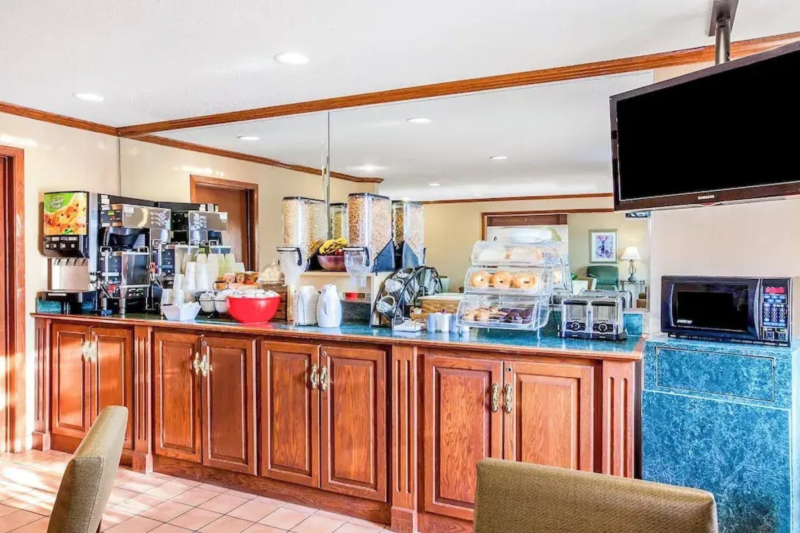 Norwood Inn and Suites Detroit