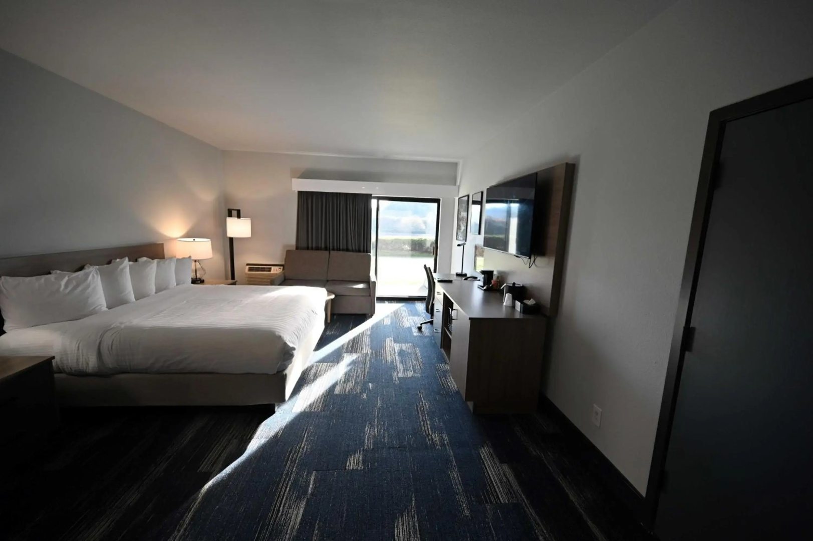Edgewater Inn and Suites, an Ascend Collection Hotel