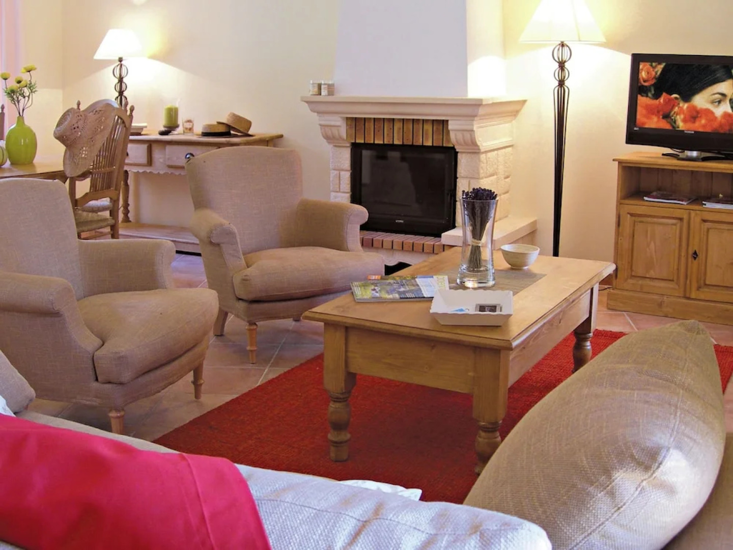 Semi-detached villa with dishwasher, close to the village