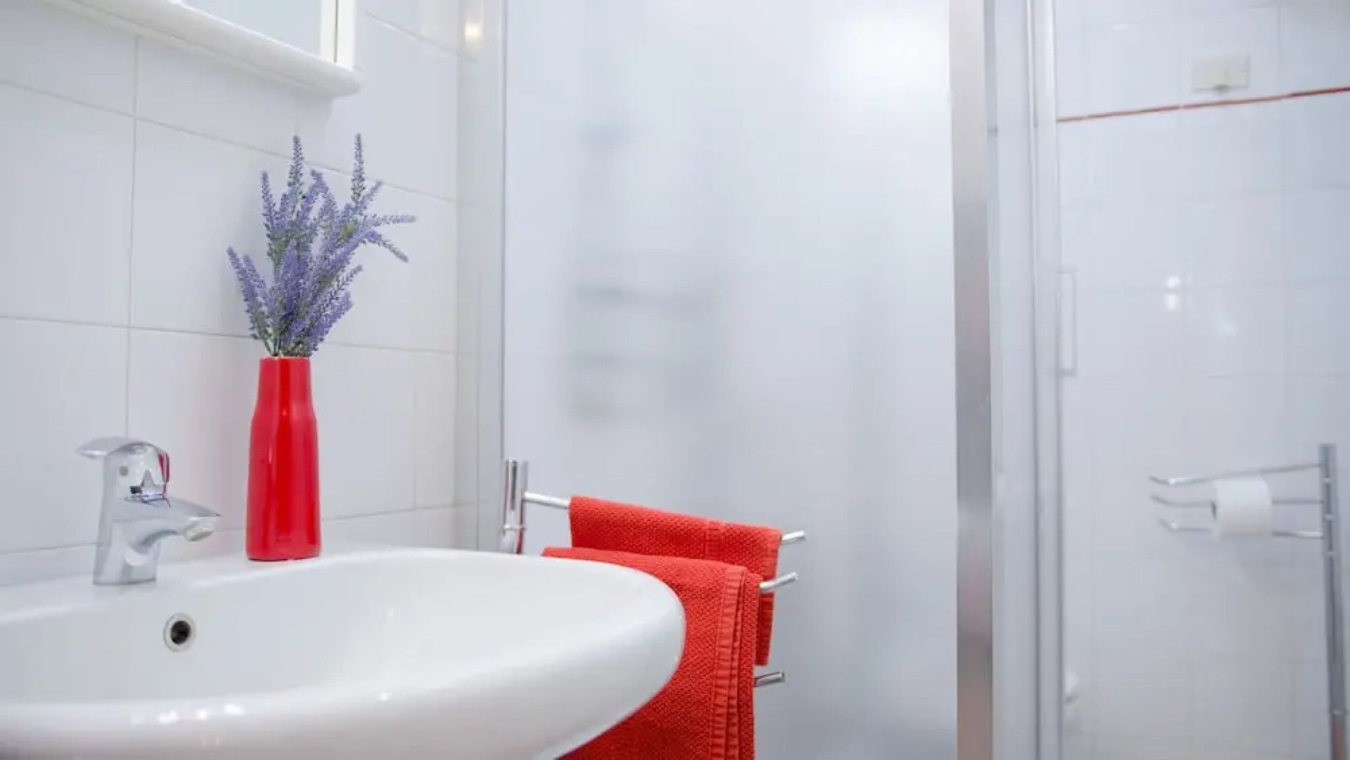 1 Bed-sleeps 2-aircon-town Centre-free Parking