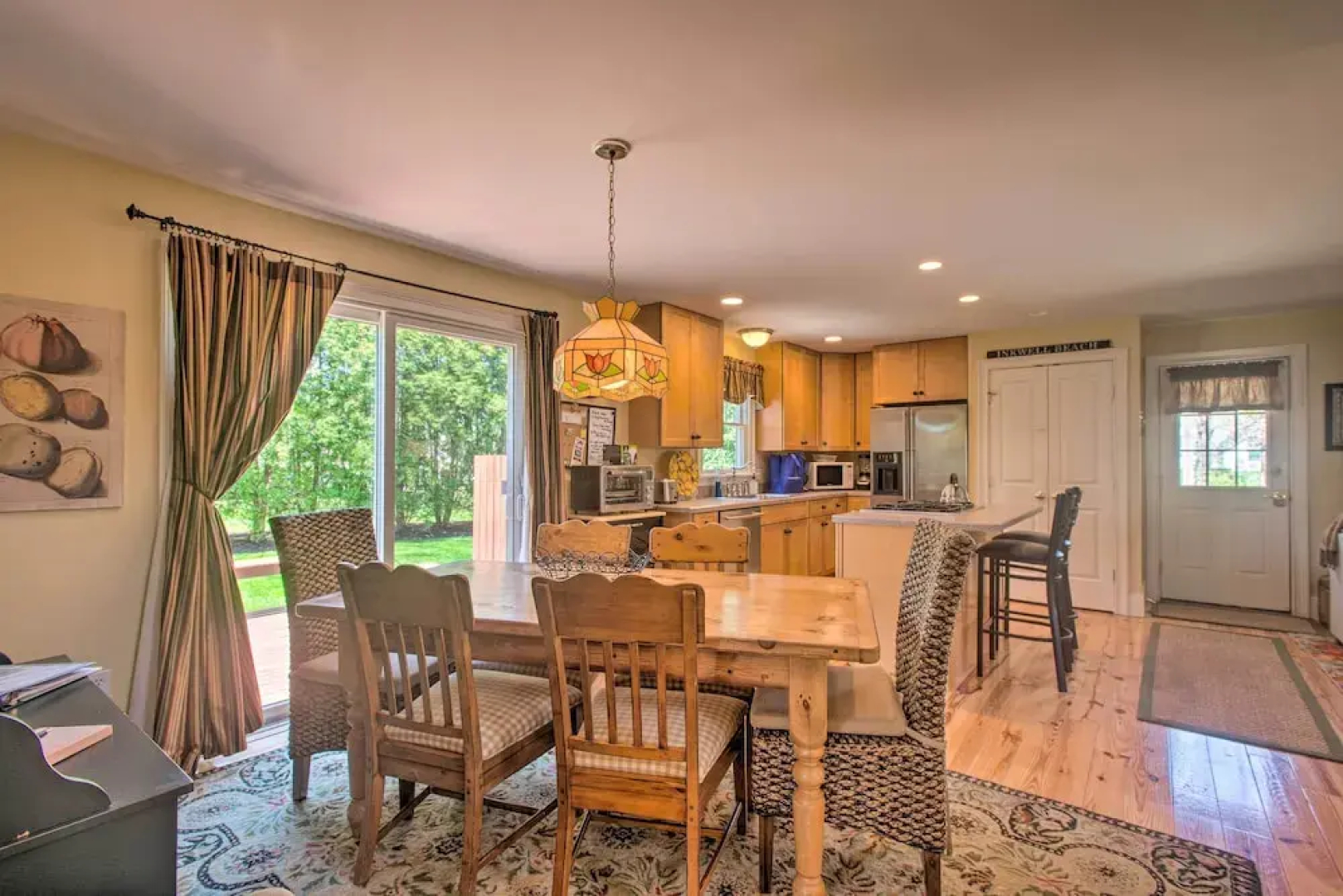 Traditional Martha's Vineyard Home w/ Porch & Yard