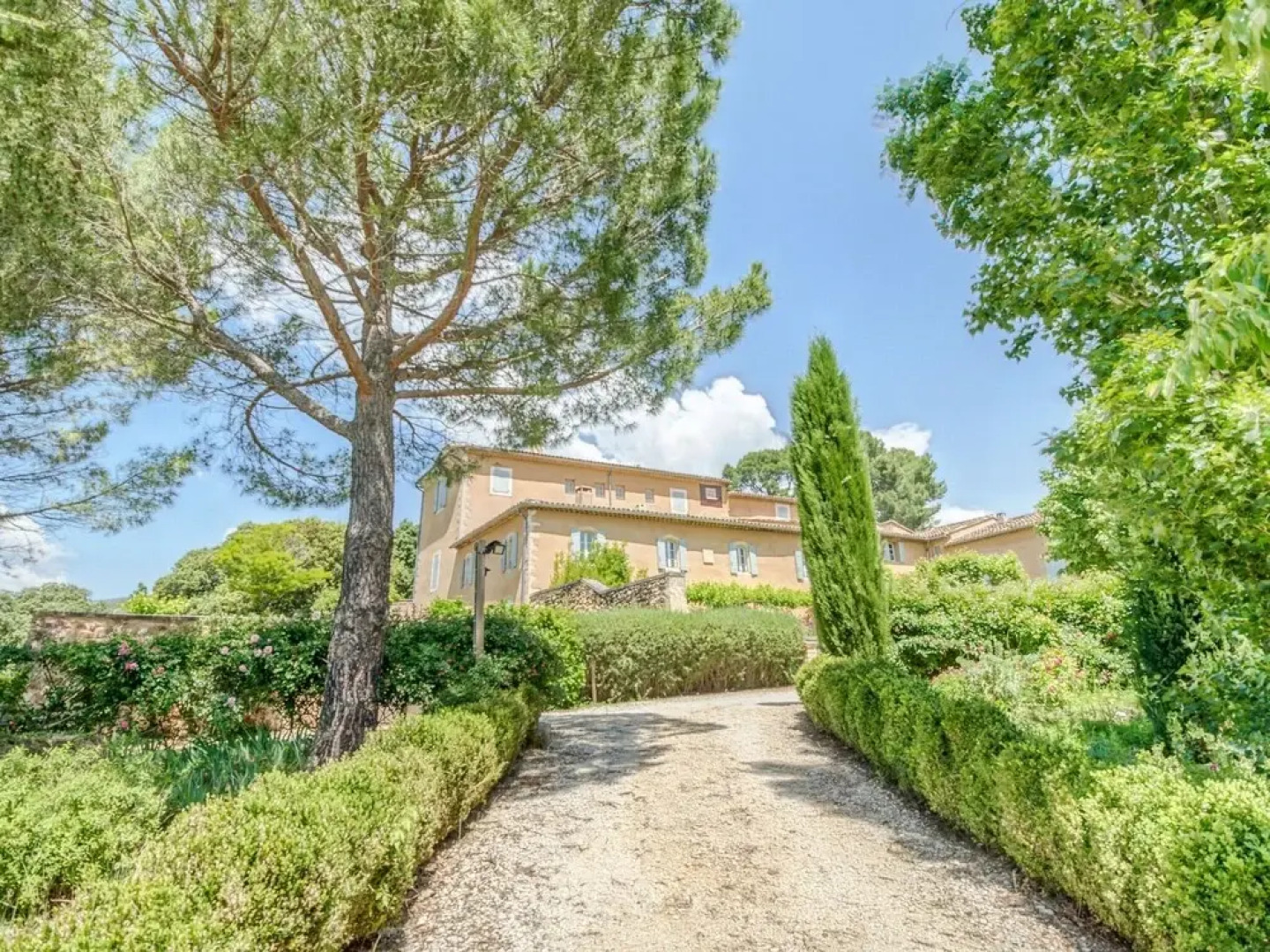 Secluded Holiday Home in Rustrel With Swimming Pool