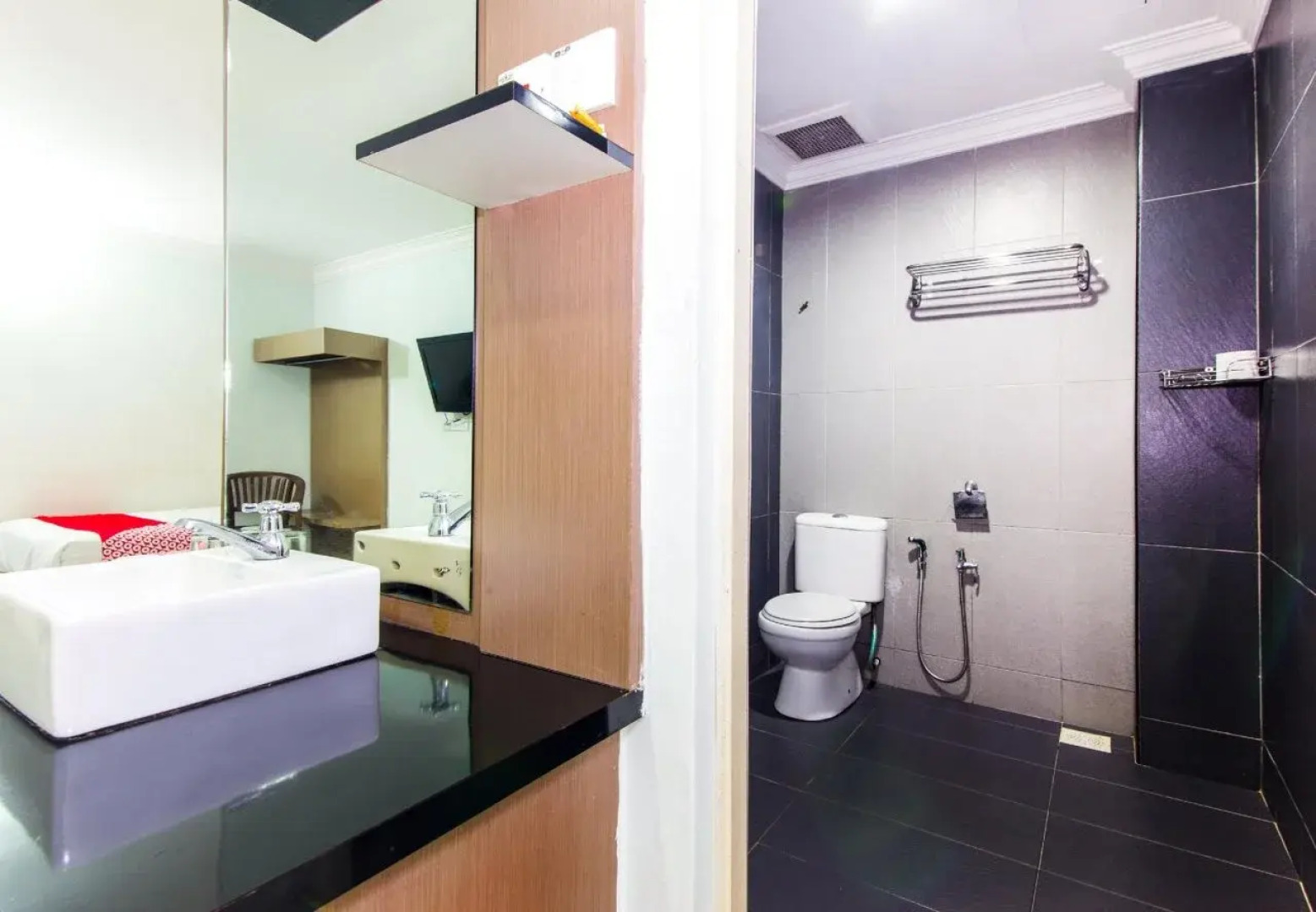 OYO 443 Crystal City Hotel